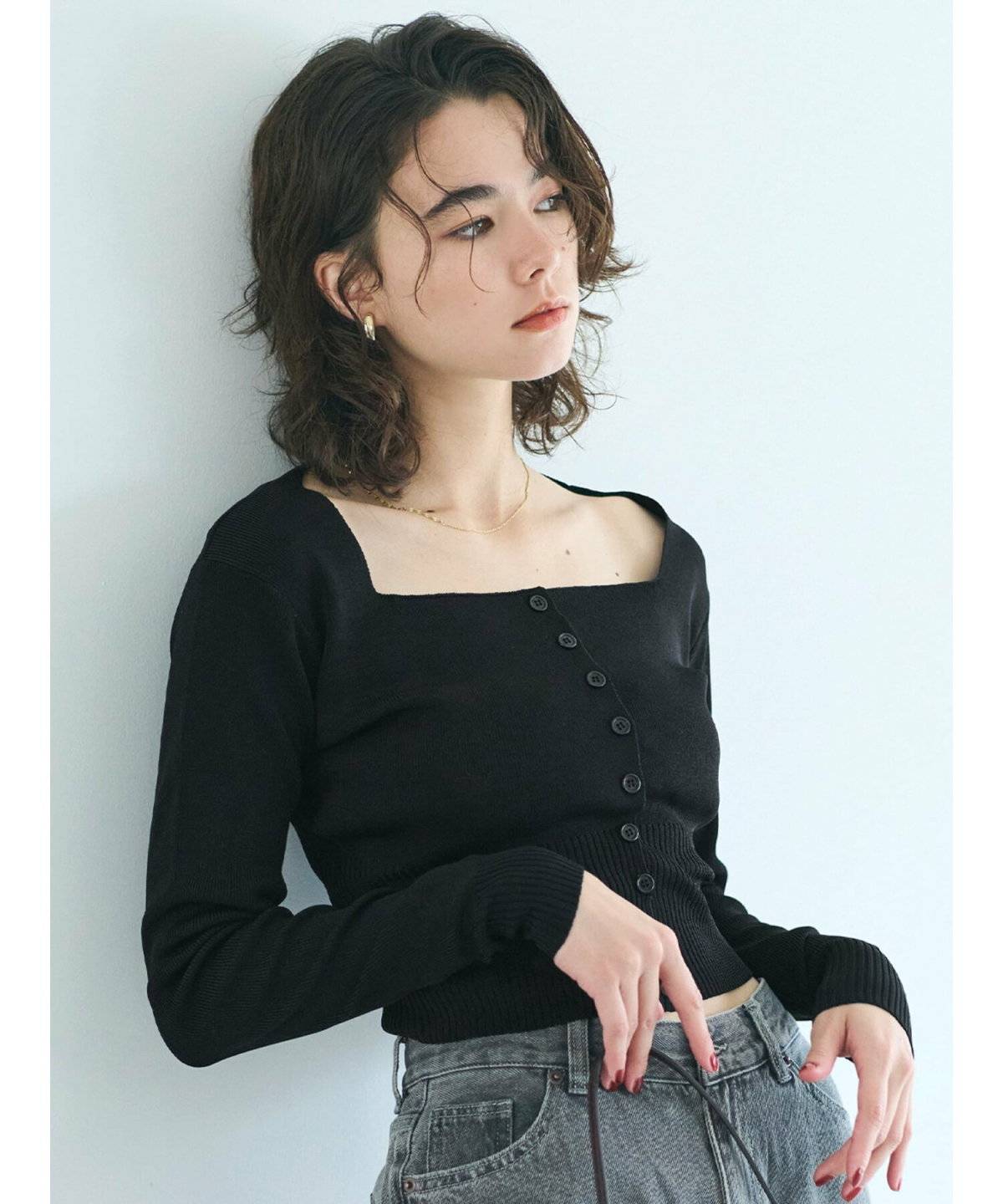 スクエアネックカーディガンコーデの女性