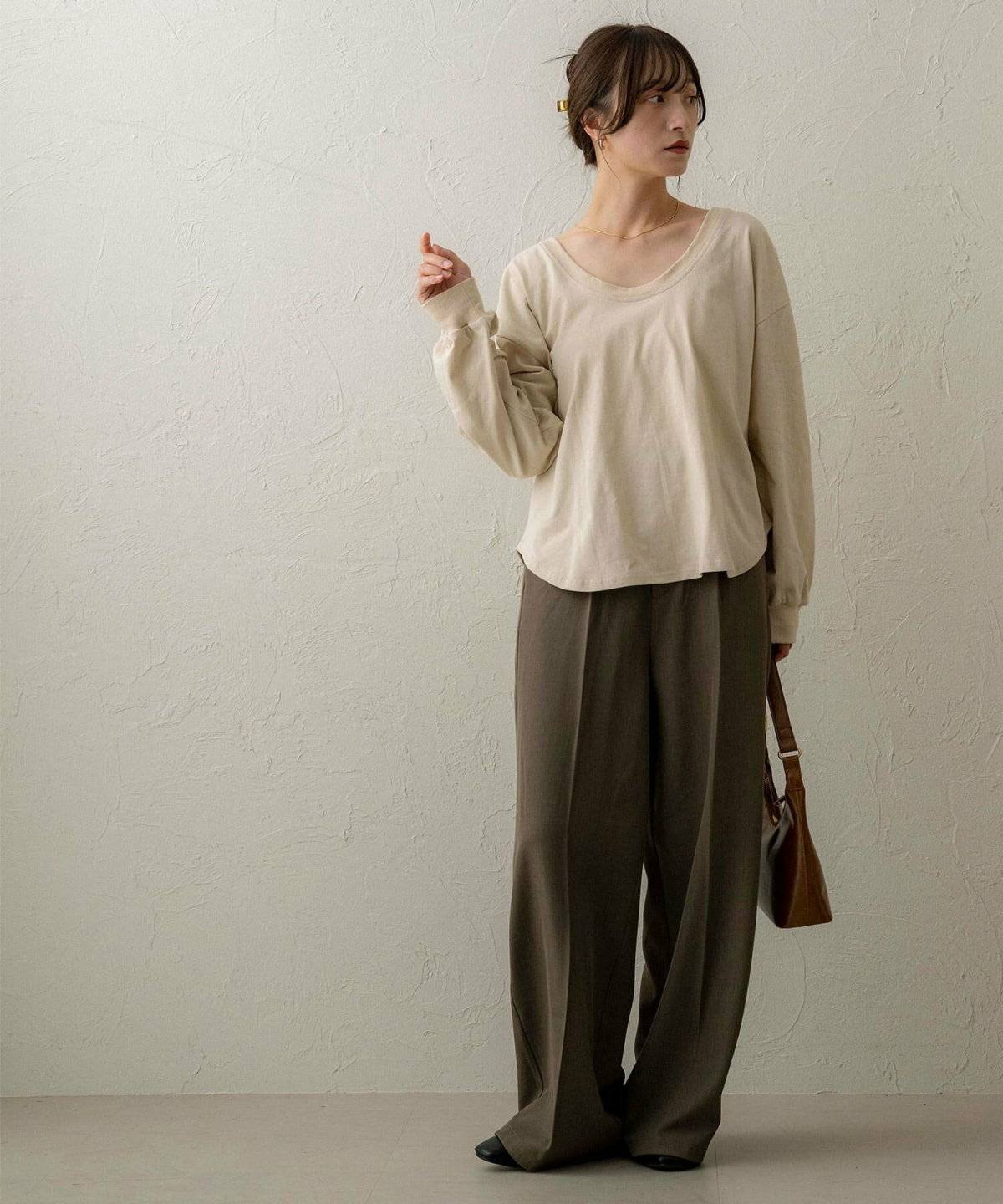 ゆったりパンツコーデの女性