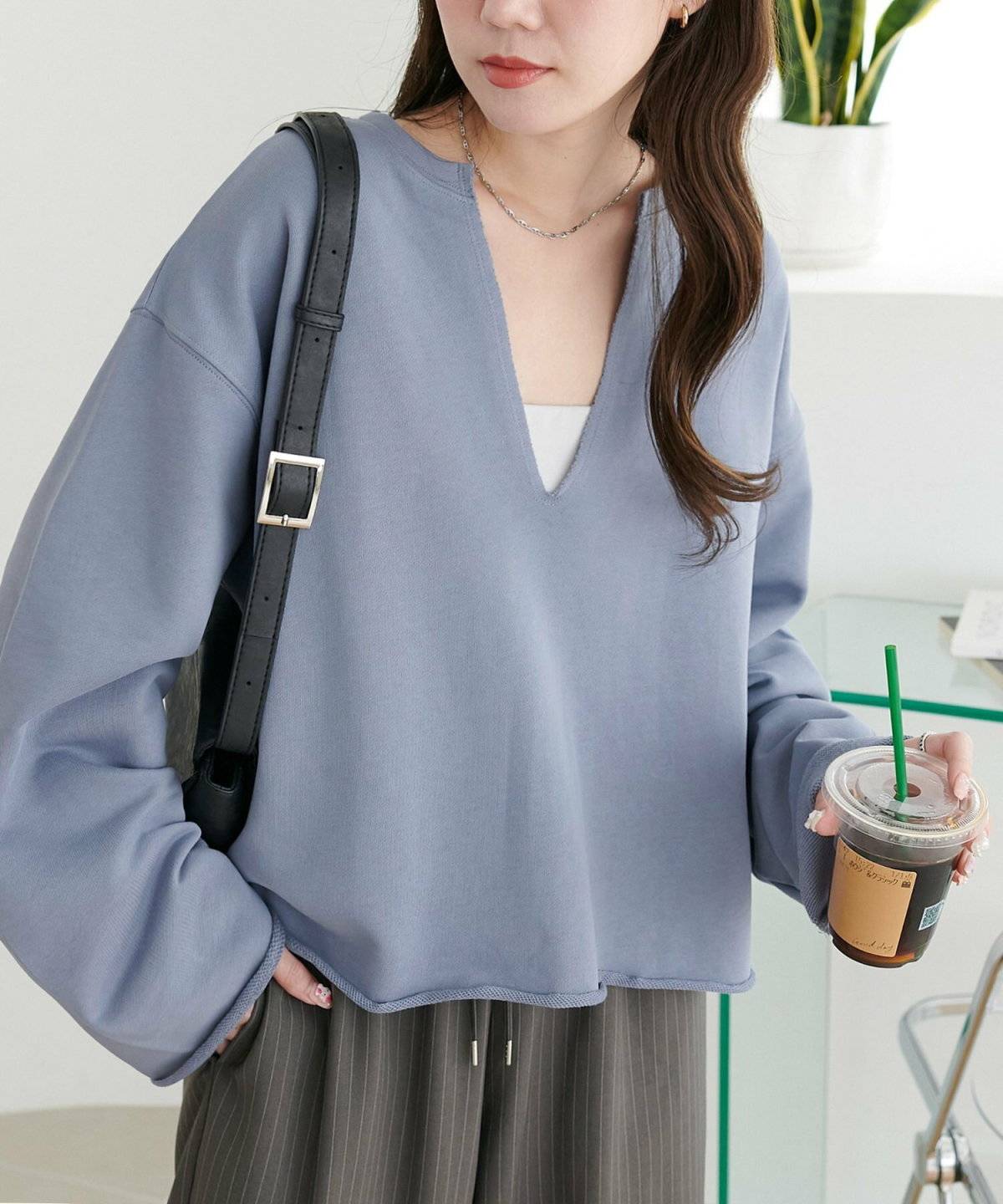 Vネックプルオーバーコーデの女性