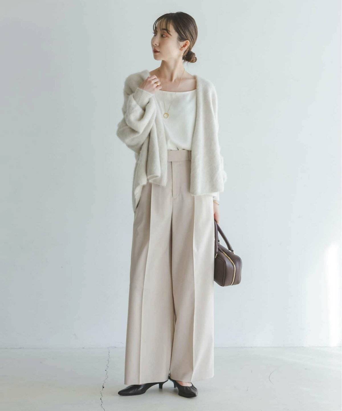 ベージュ×白を合わせた女性
