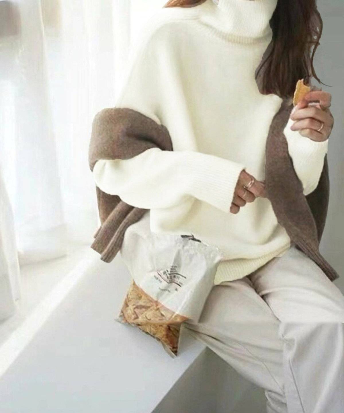 オールホワイトコーデの女性