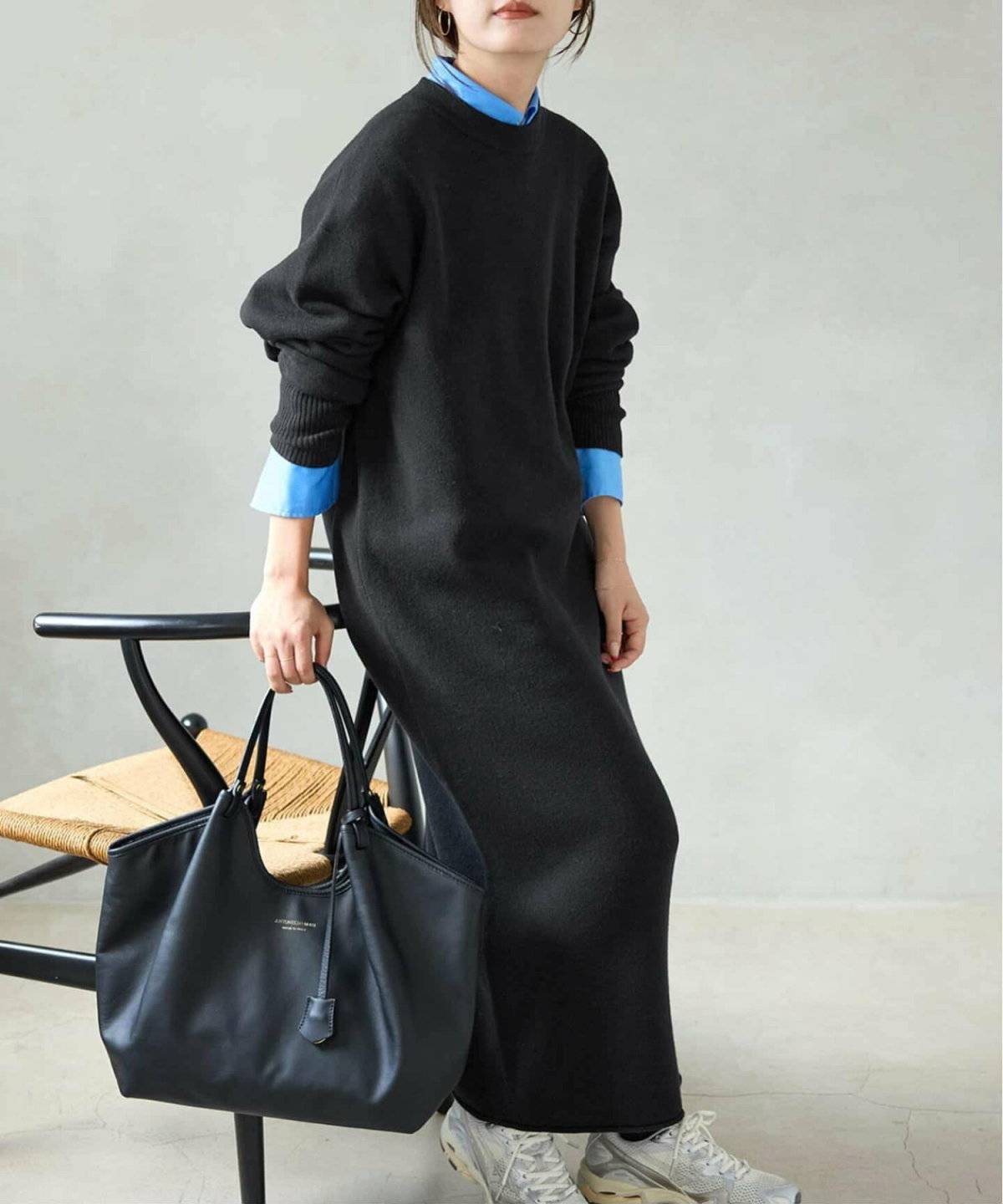 差し色を入れた黒ワンピースコーデの女性