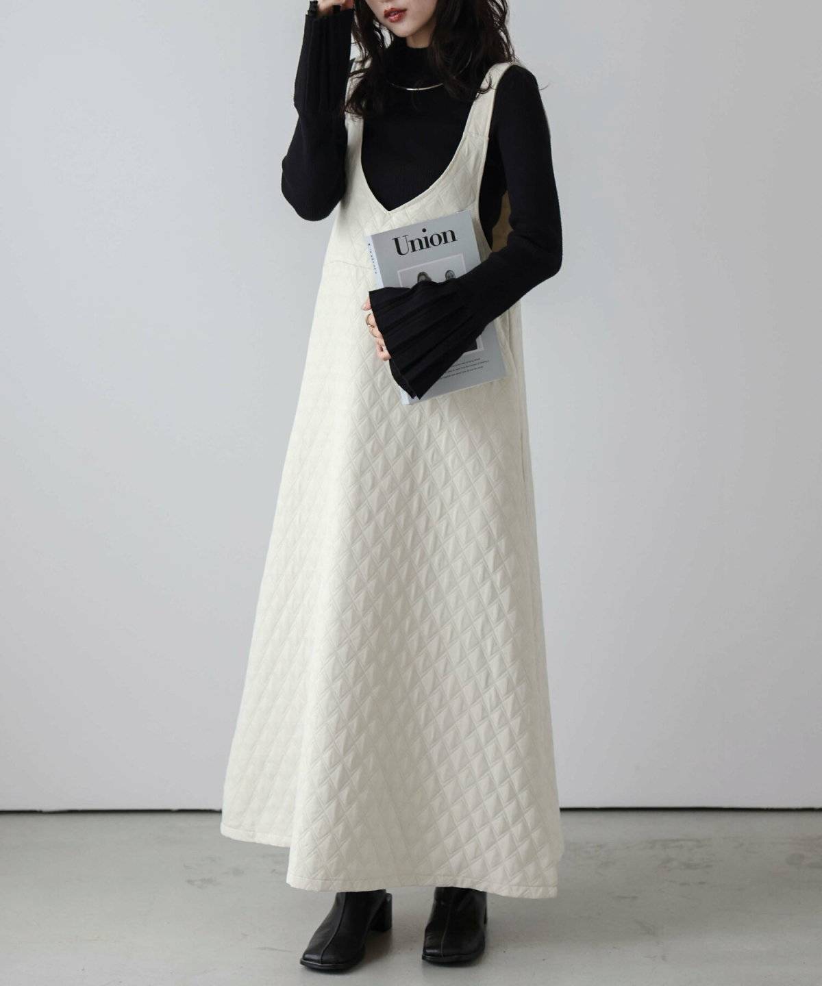 キルティングのジャンパースカートコーデの女性
