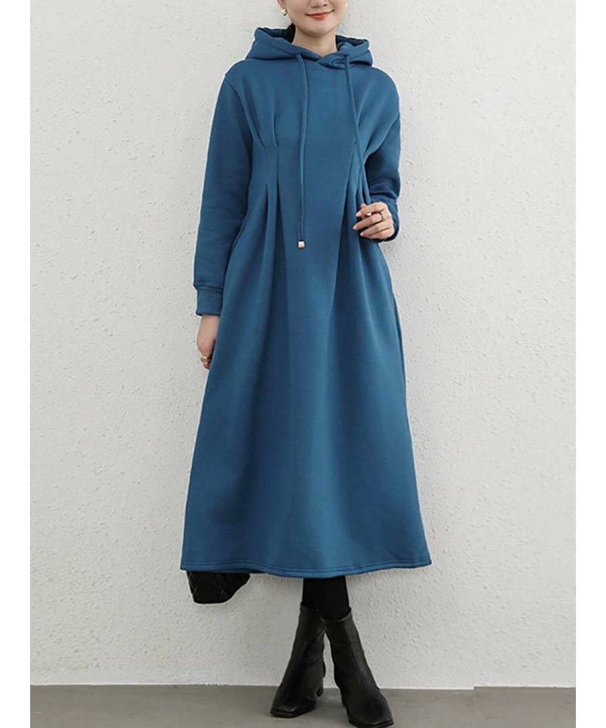 パーカーワンピースに黒小物を合わせた女性