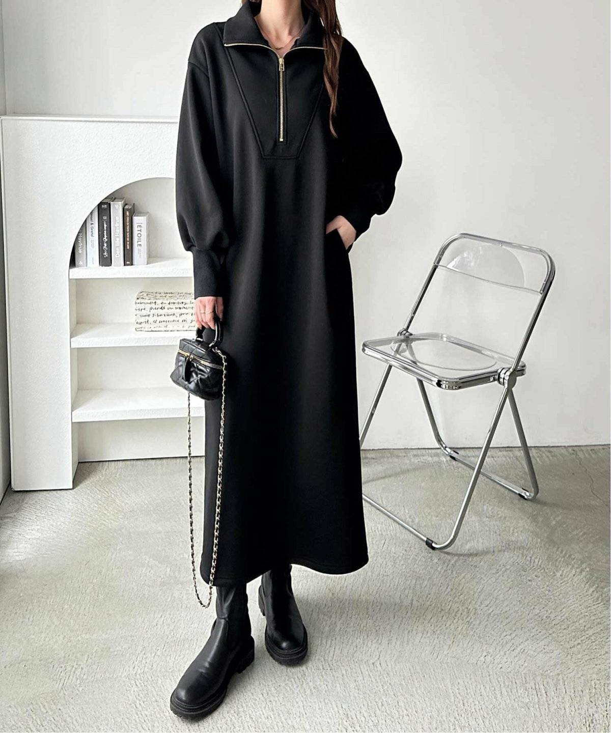 オールブラックコーデの女性