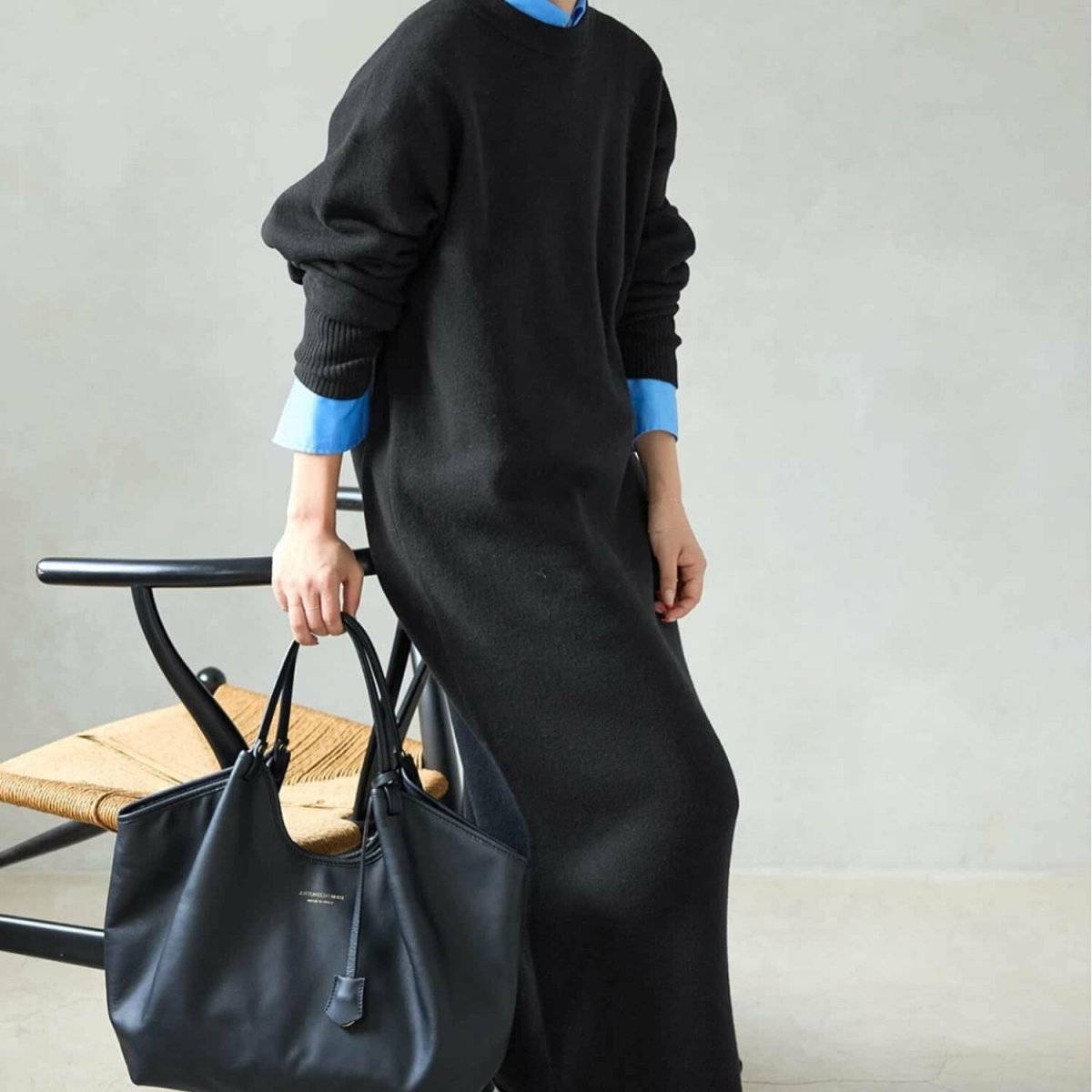 黒ワンピースコーデの女性