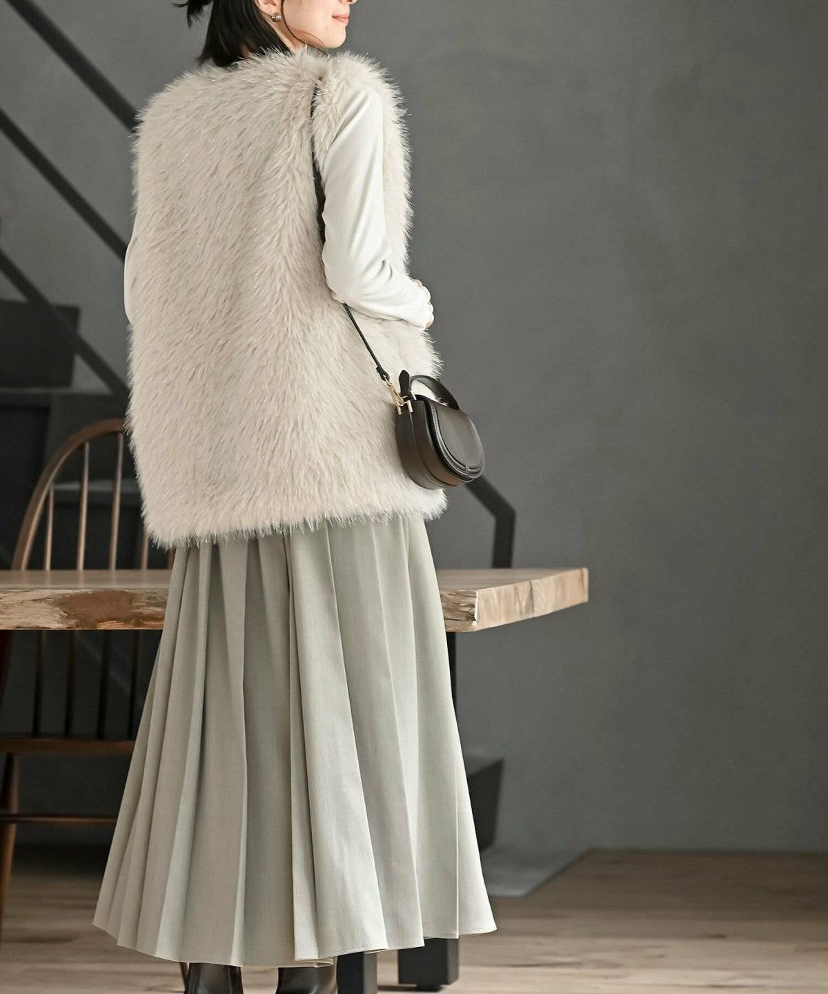 グレーコーデにファーベストを重ねた女性