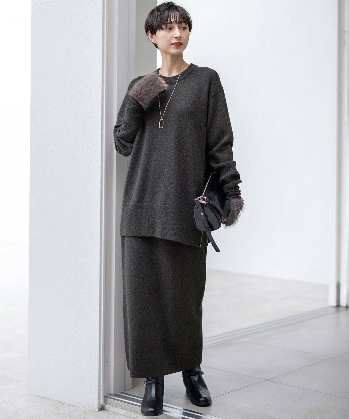 モノトーンコーデの女性