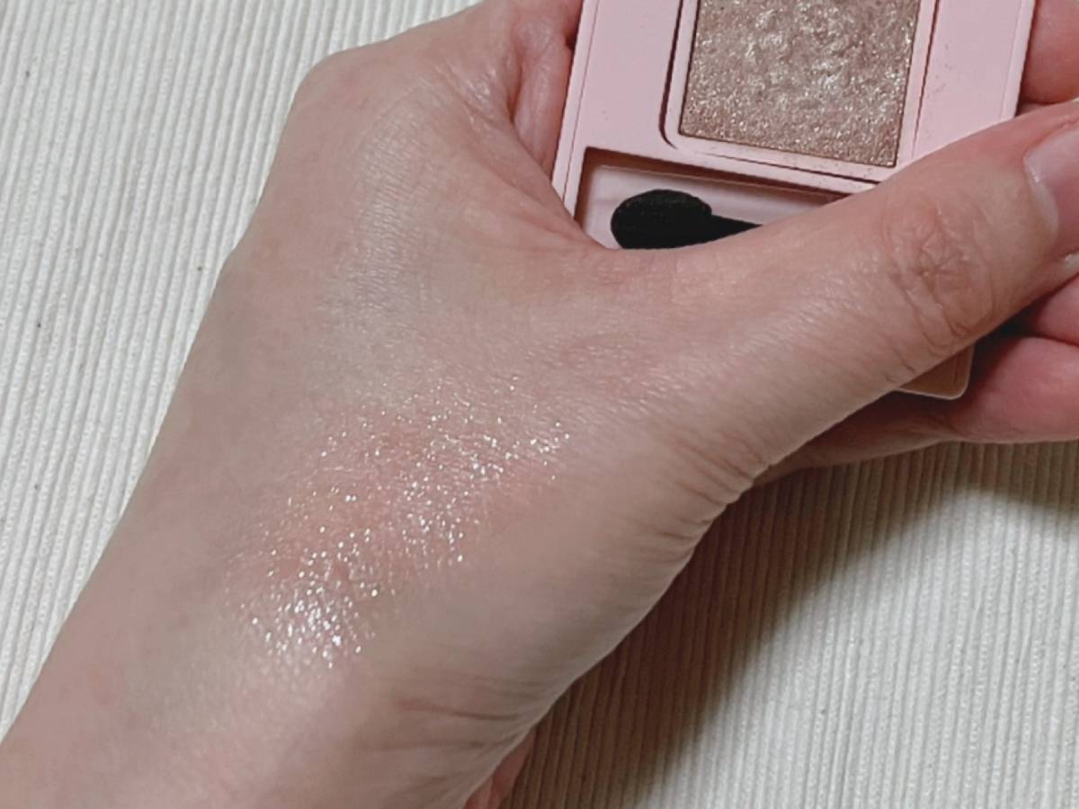 WHOMEE(フーミー)シングルラメシャドウ メリンダベージュ スウォッチ 筆者手 本体