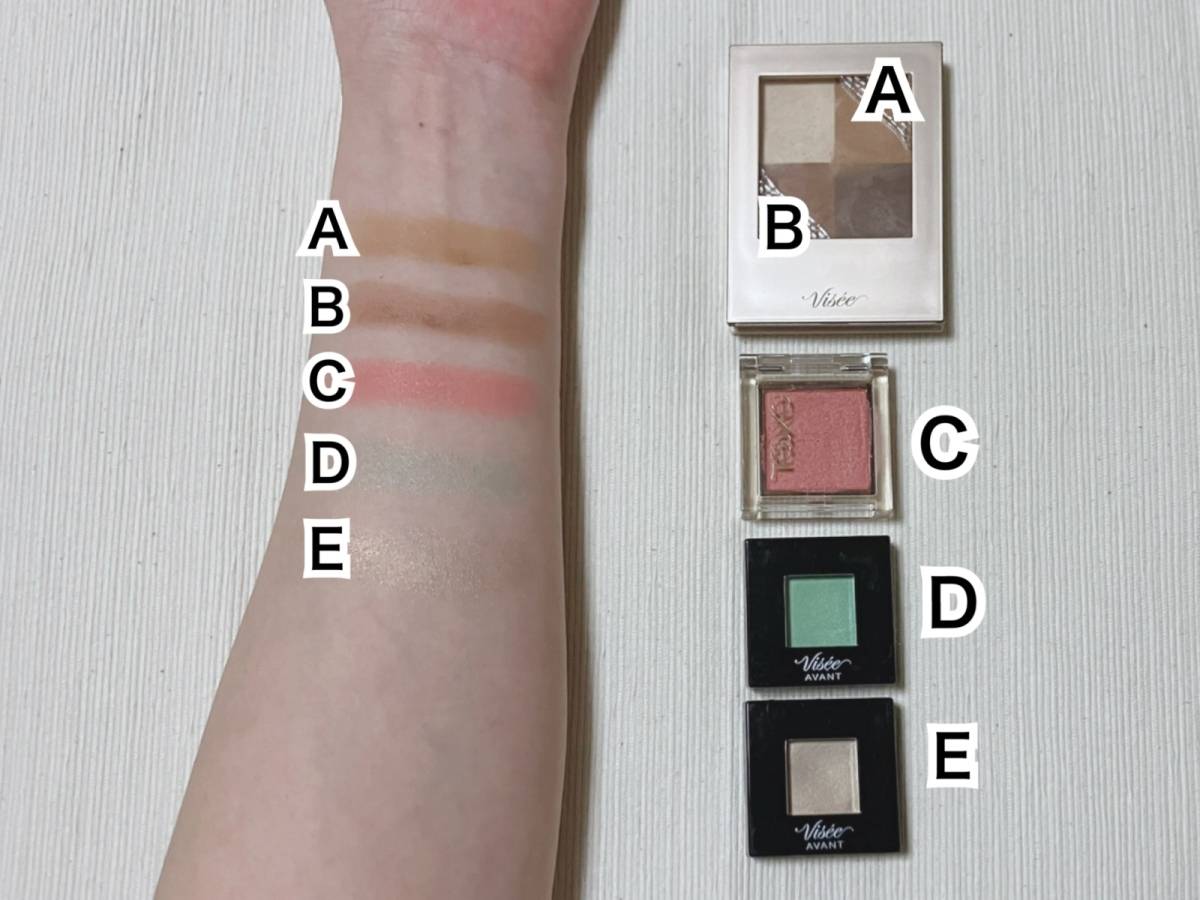 WHOMEE(フーミー)シングルラメシャドウ メリンダベージュ スウォッチ 筆者腕 他アイシャドウ