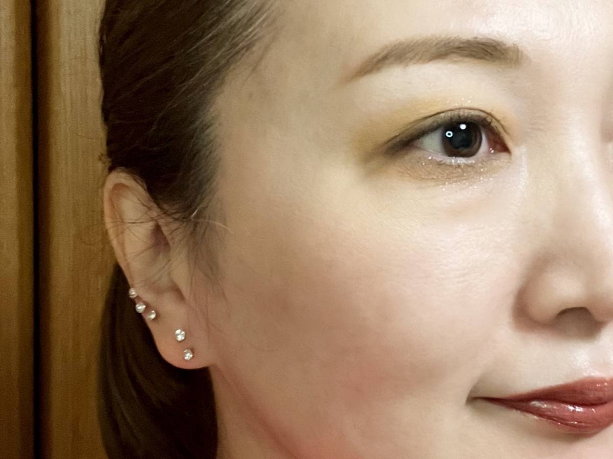 WHOMEE(フーミー)シングルラメシャドウ メリンダベージュ 筆者顔