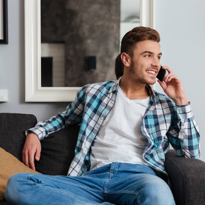 電話をする男性