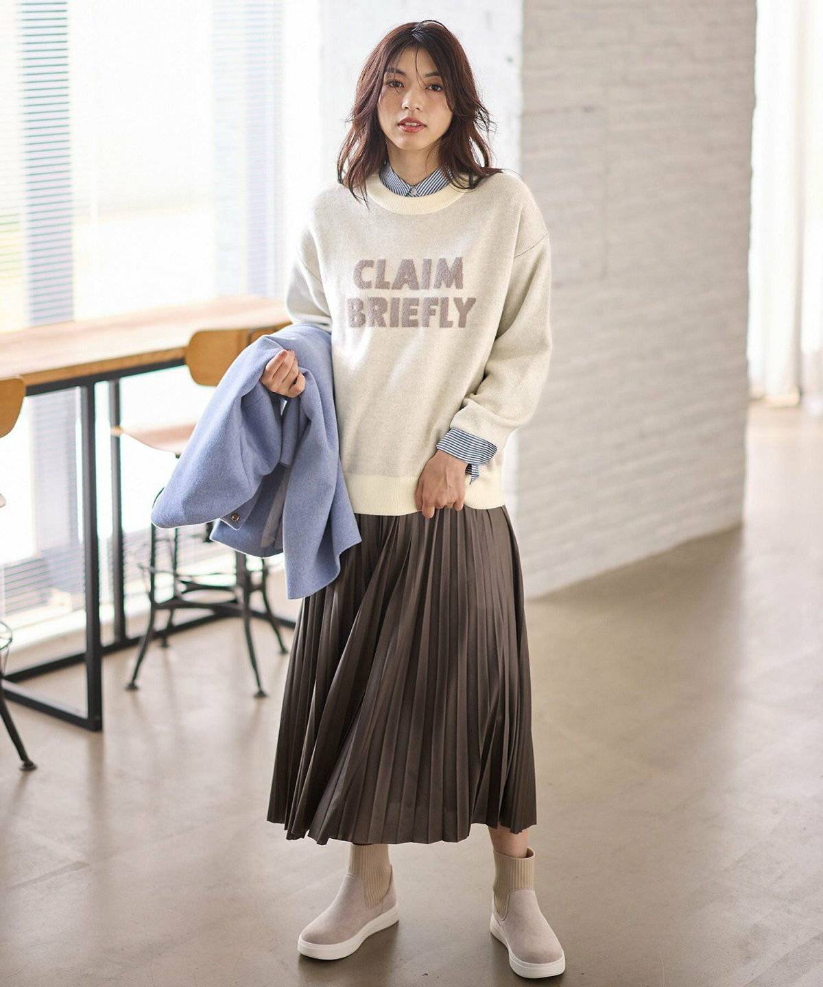 ニットとシャツを重ねたコーデ