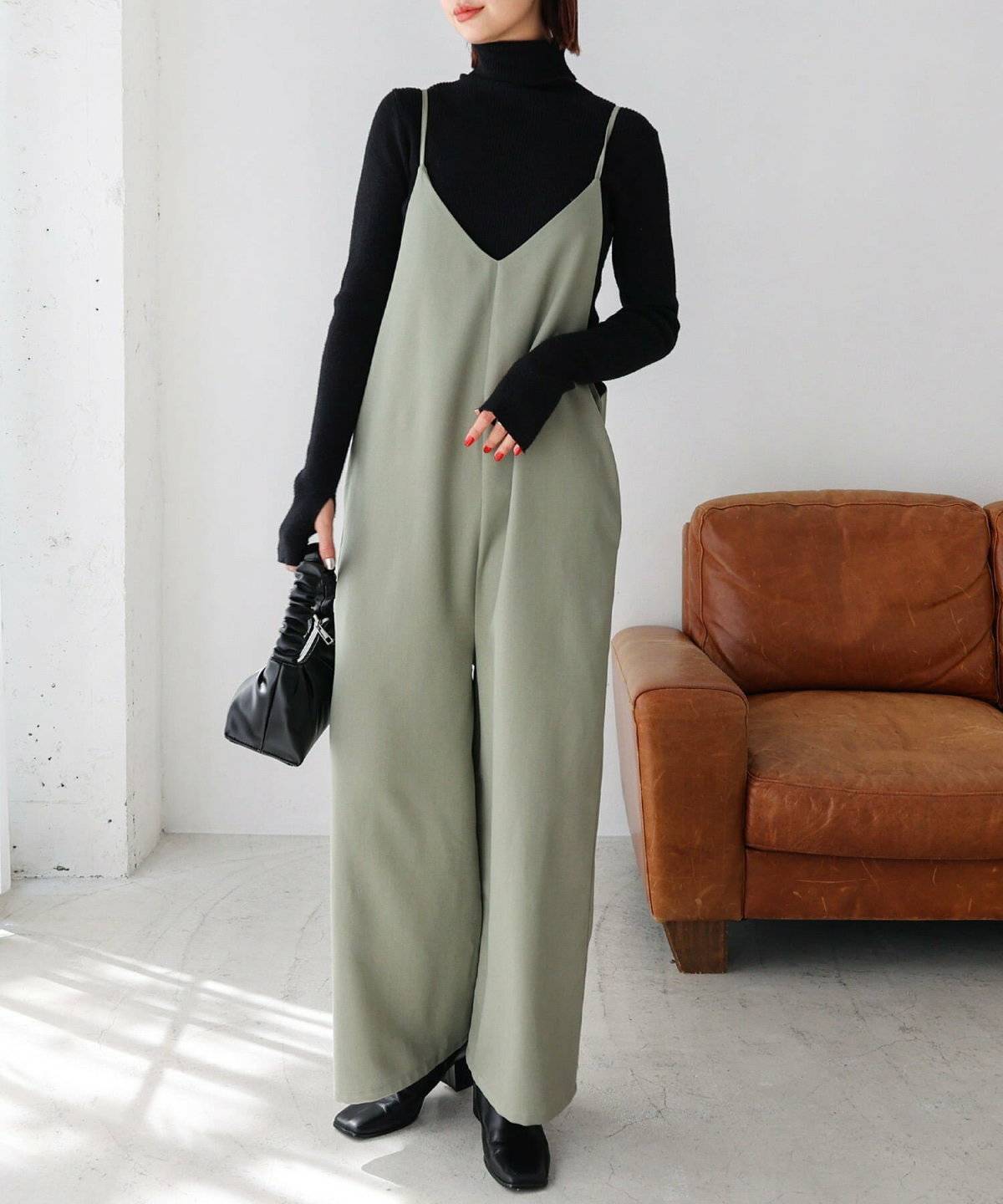 グリーンのサロペットを主役にしたコーデ