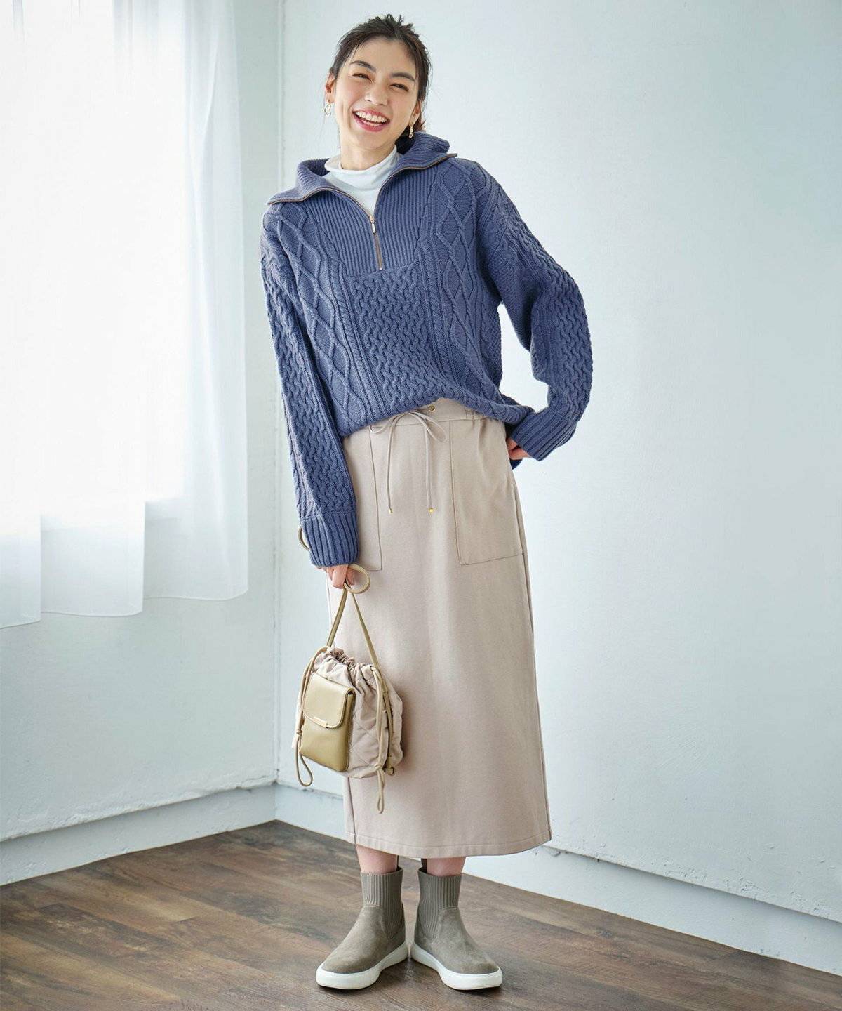 ハーフジップにタートルネックを合わせた女性