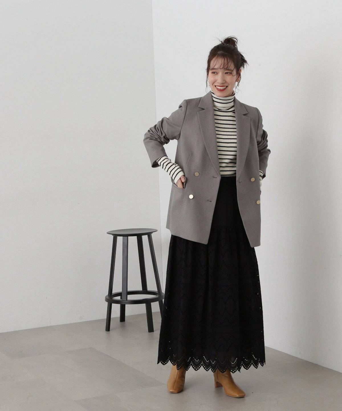 モノトーンコーデの女性