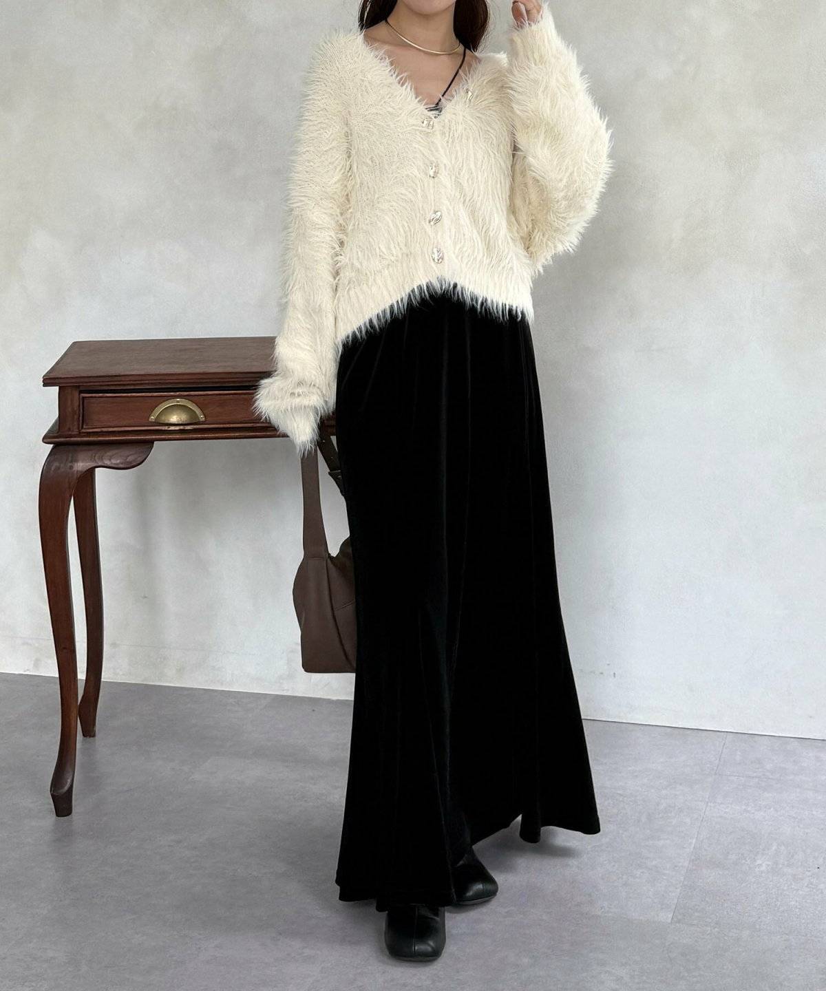 キャミワンピースにカーディガンを羽織った女性