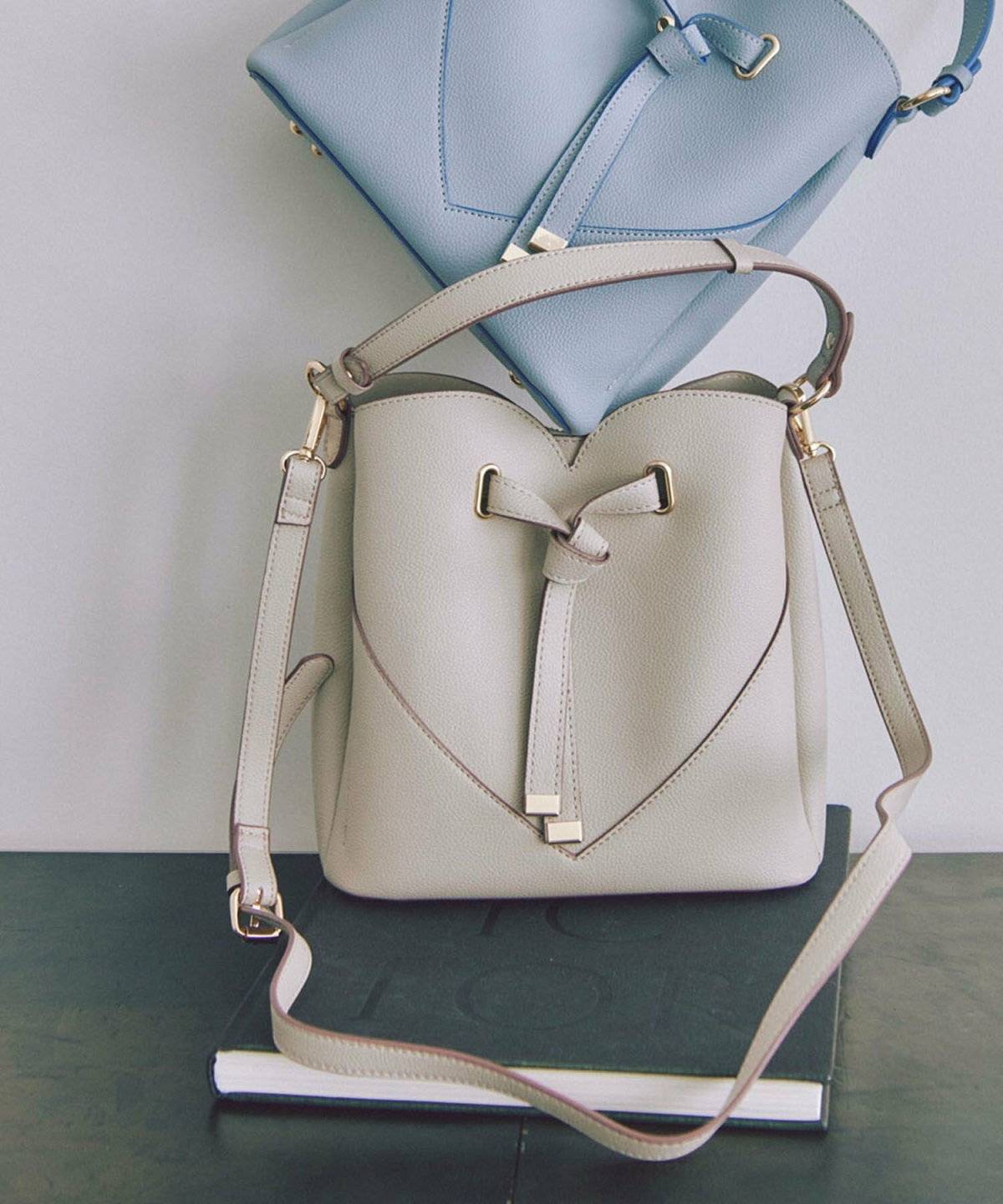ブルーとホワイトのショルダーバッグ