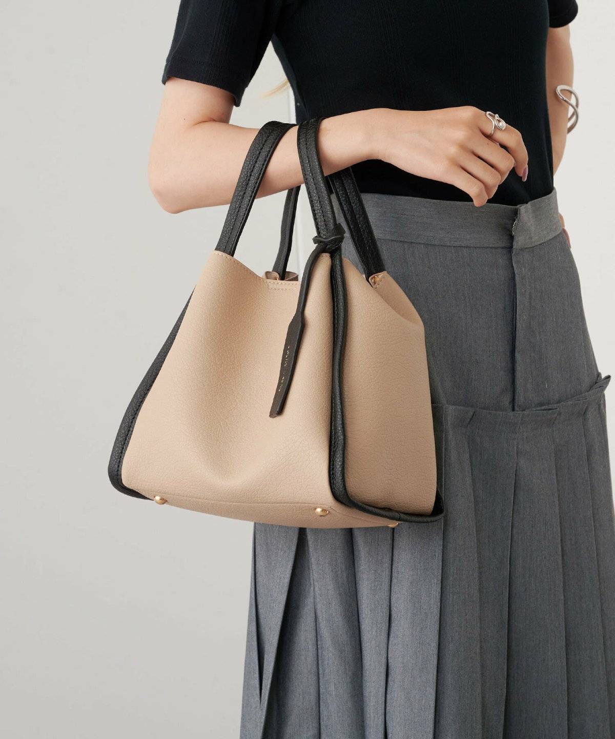 ベージュのバッグを持つ女性