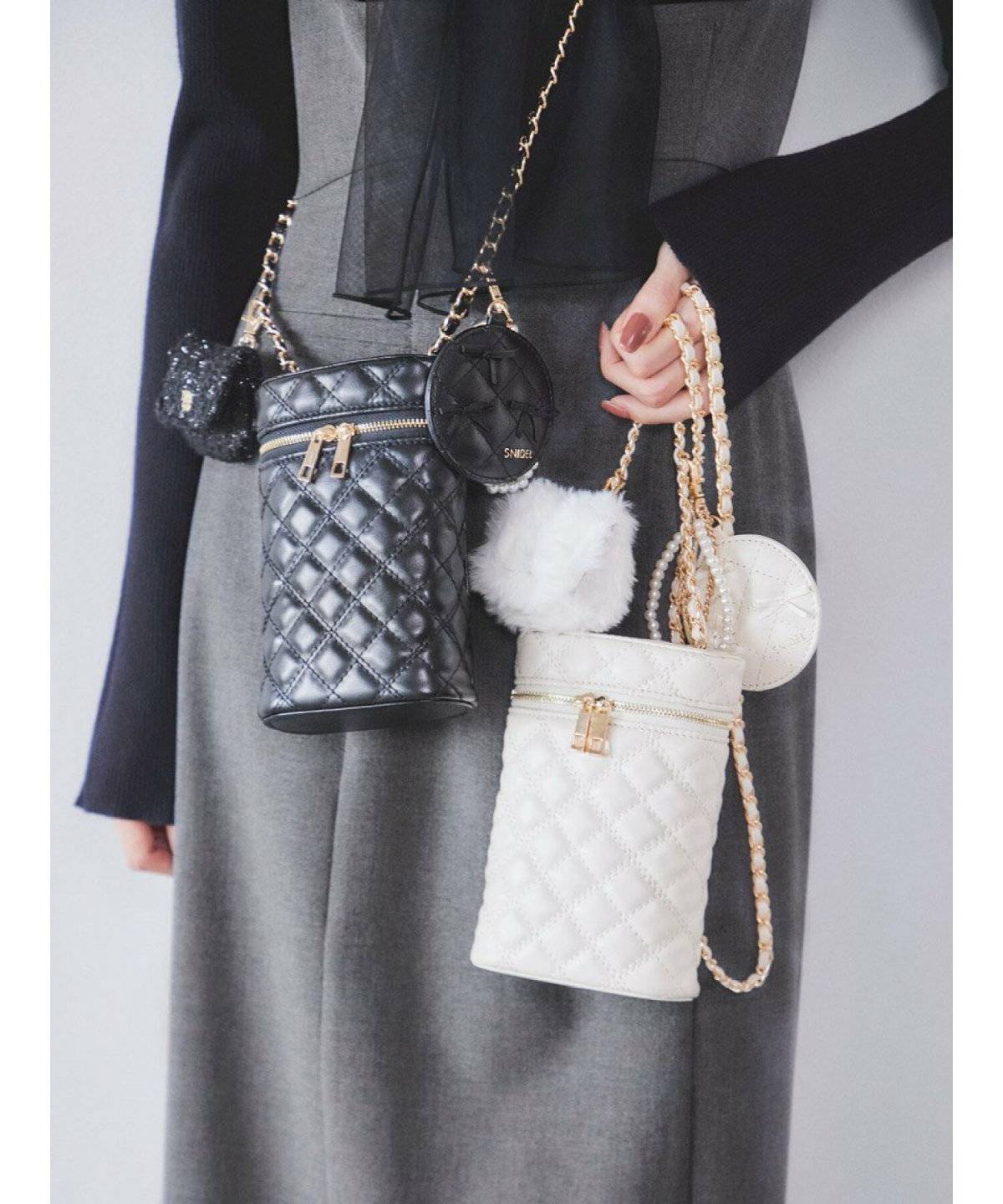 白と黒のバッグを持つ女性