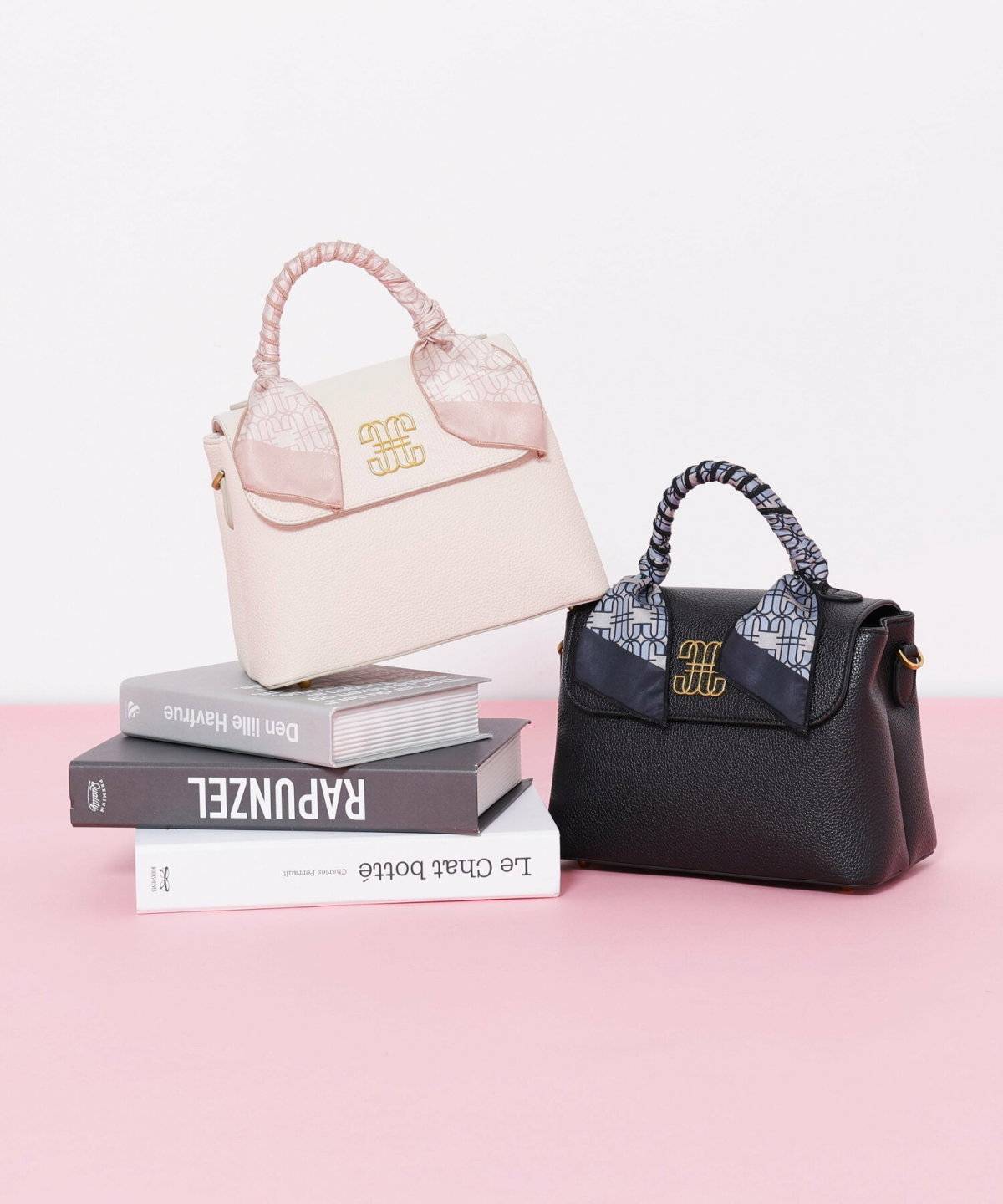 スカーフが巻かれたバッグ