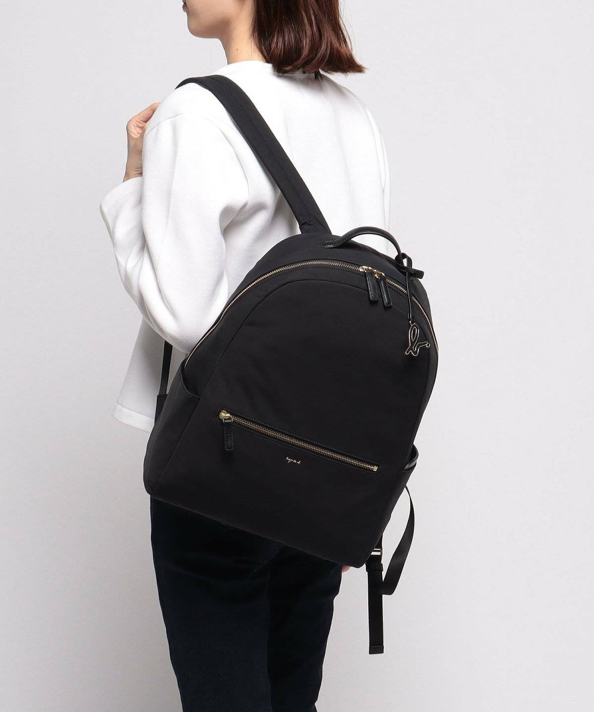 黒いリュックを持つ女性