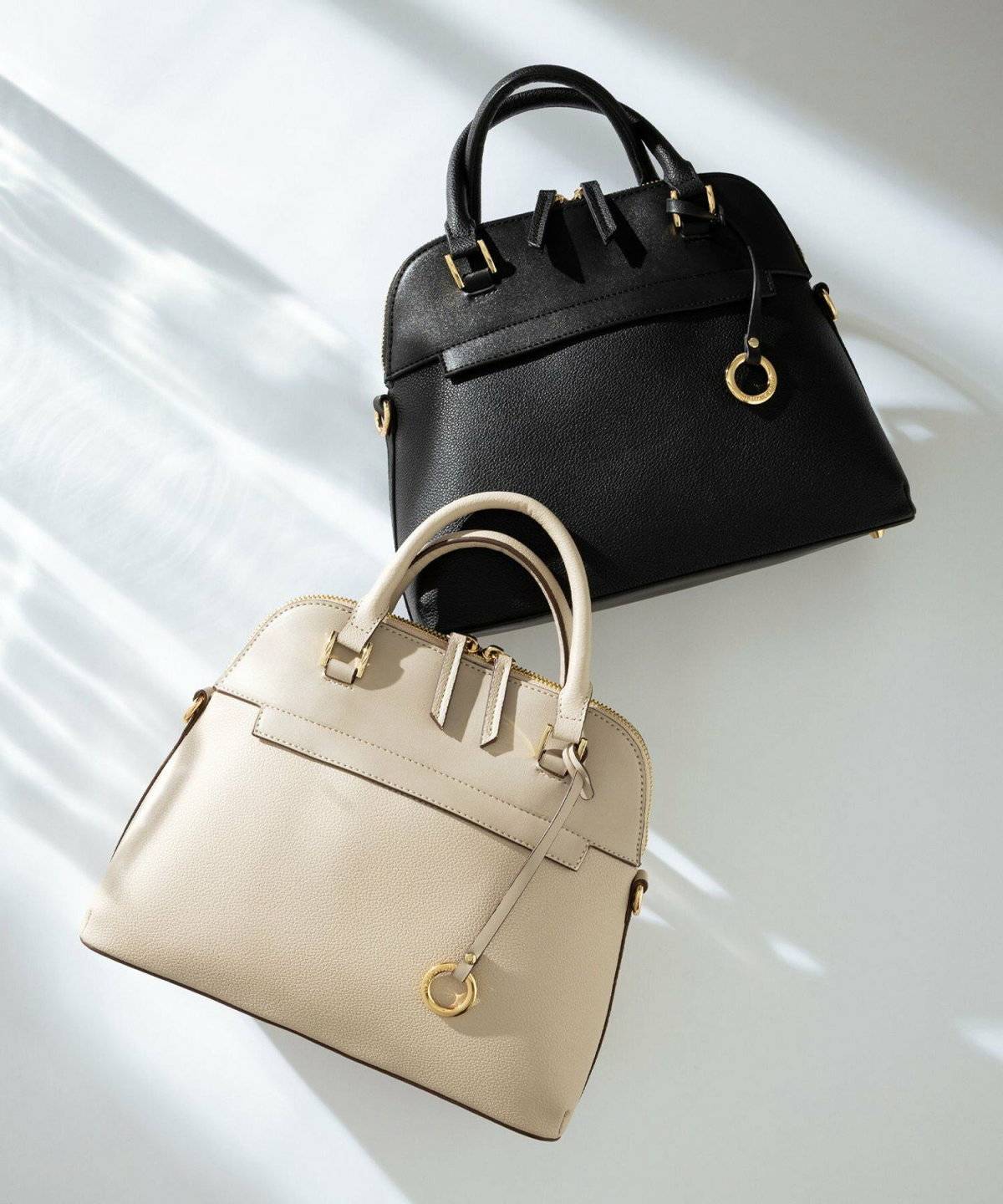 ベージュと黒のボストンハンドバッグ