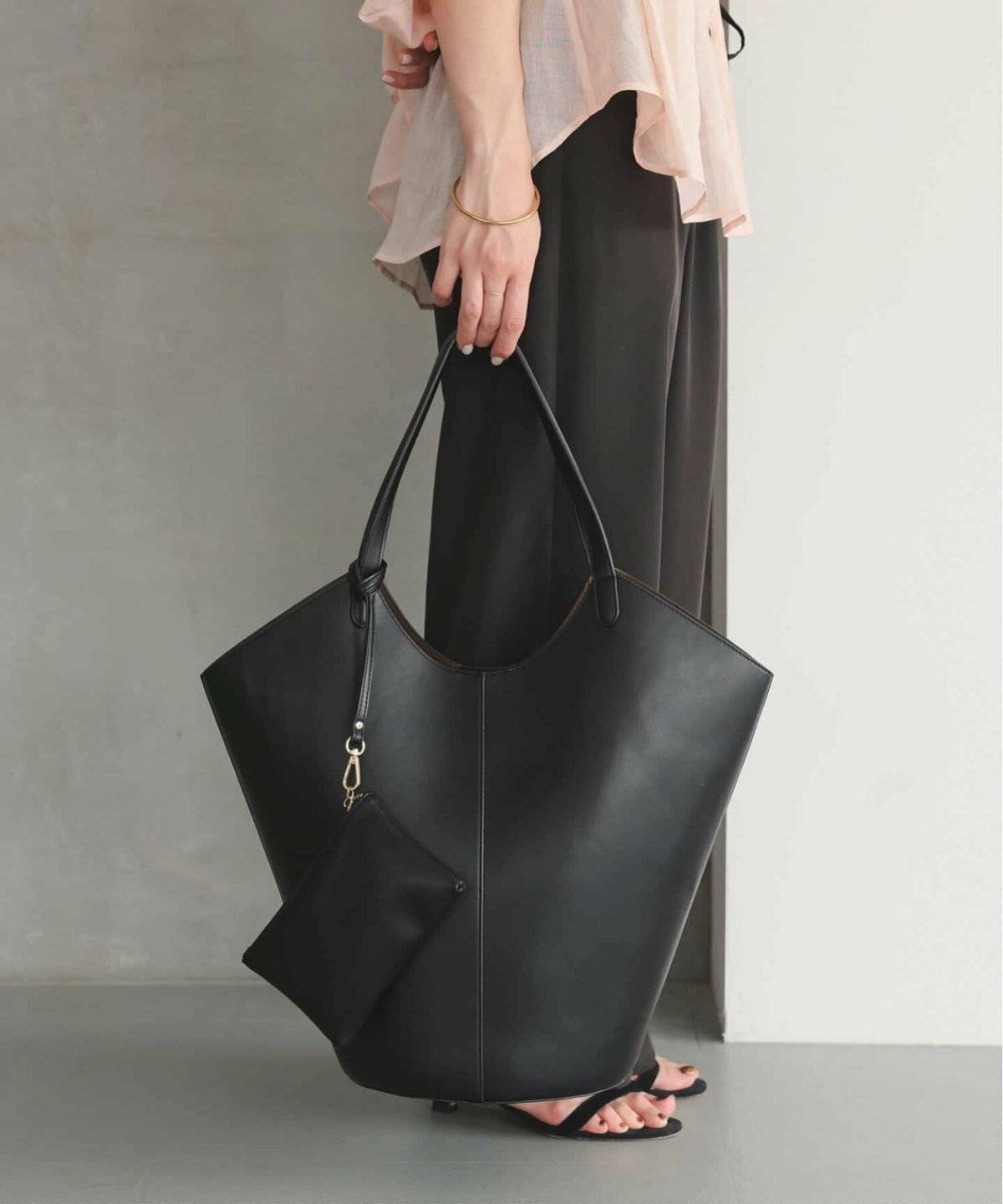 ビッグトートバッグを持つ女性