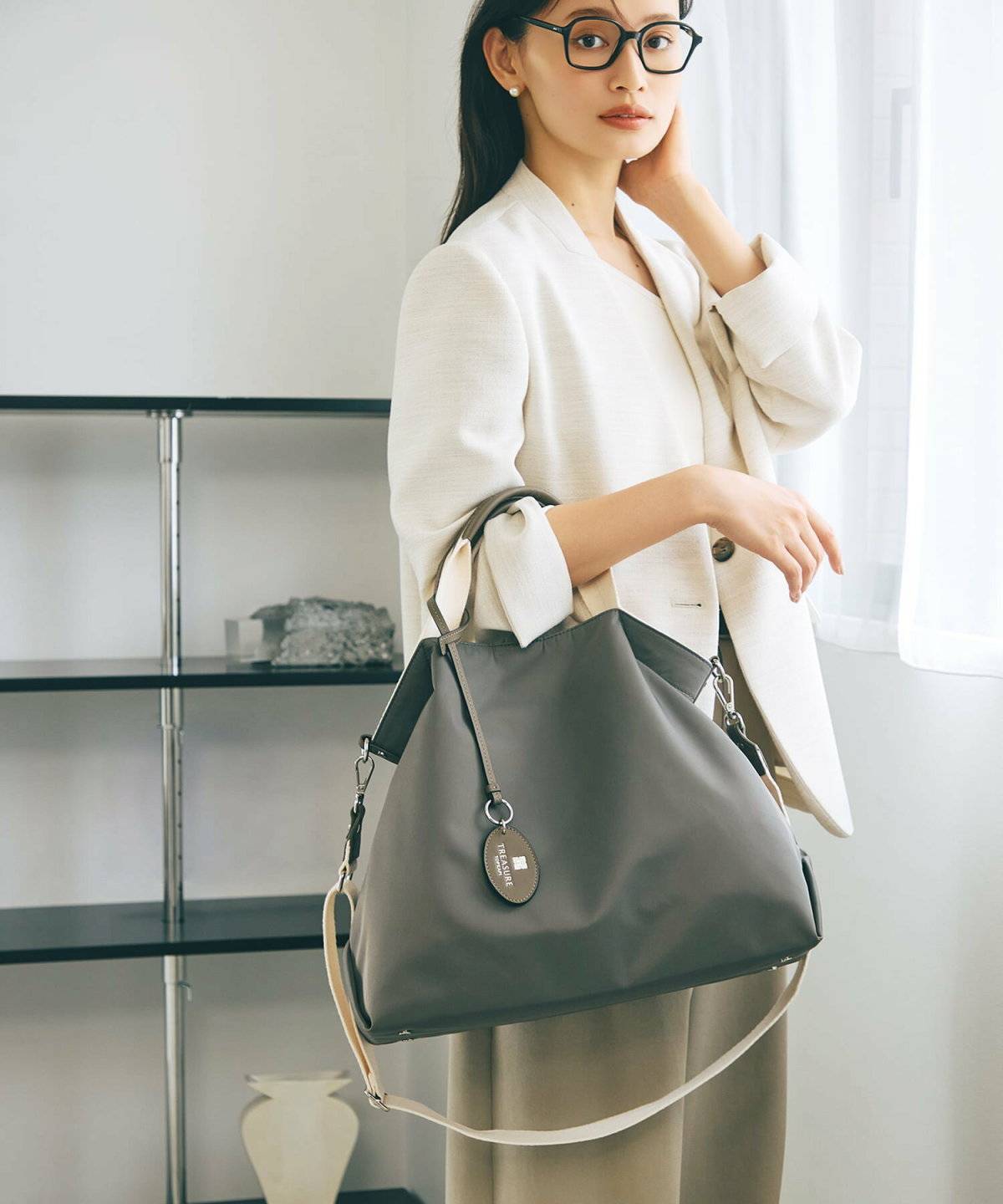 ジャケットにメガネを合わせた女性