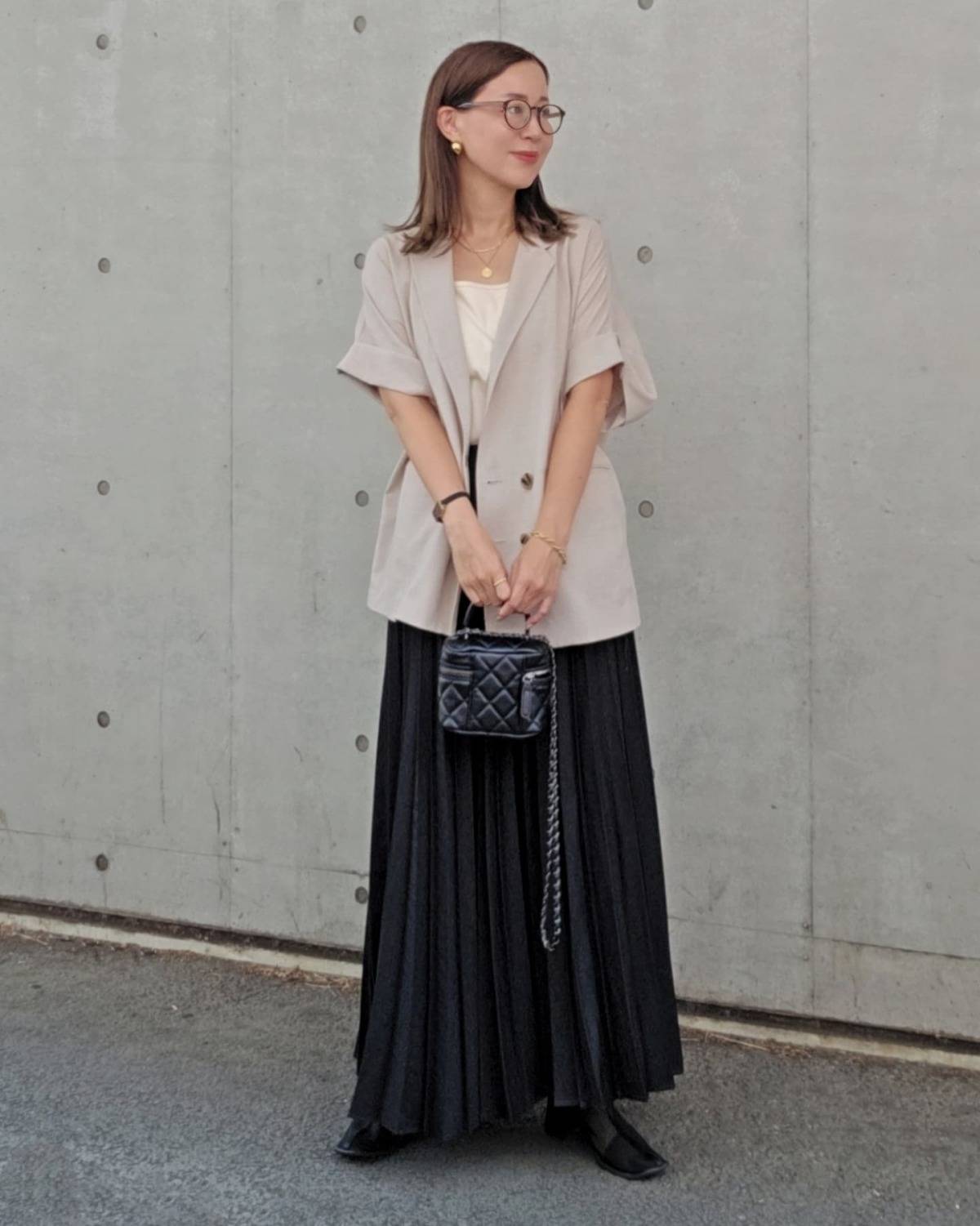 ベージュのハーフスリーブジャケットを羽織る！