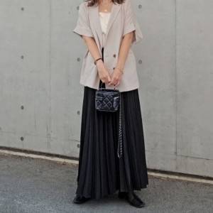 【2025年10月】センスいい人に学ぶ！黒スカートを使った大人コーデ5選