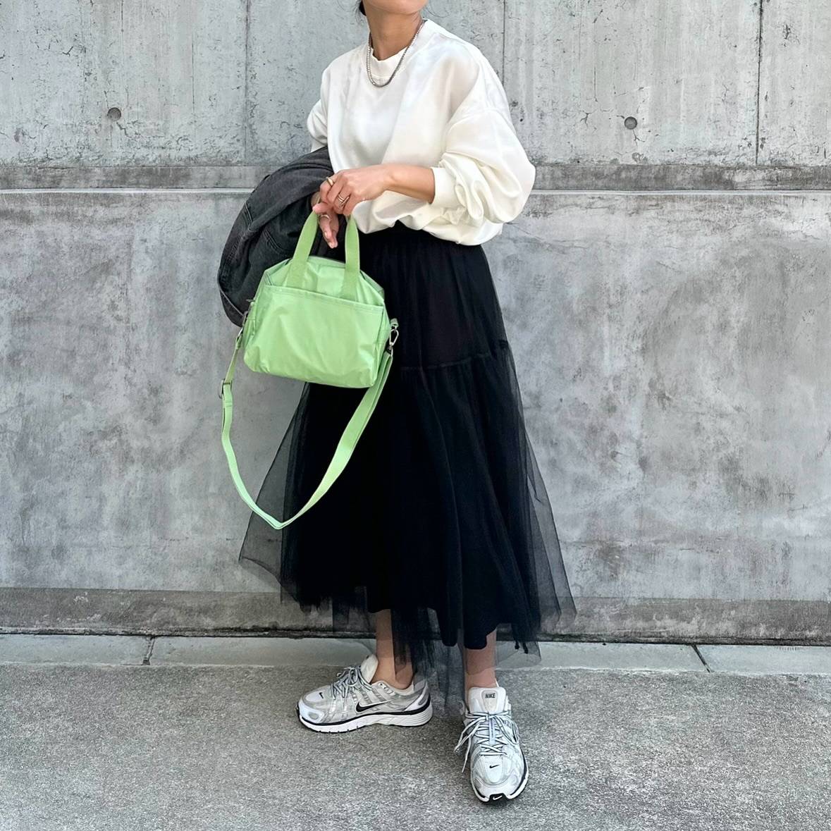 モノトーンコーデ×カラーバッグ