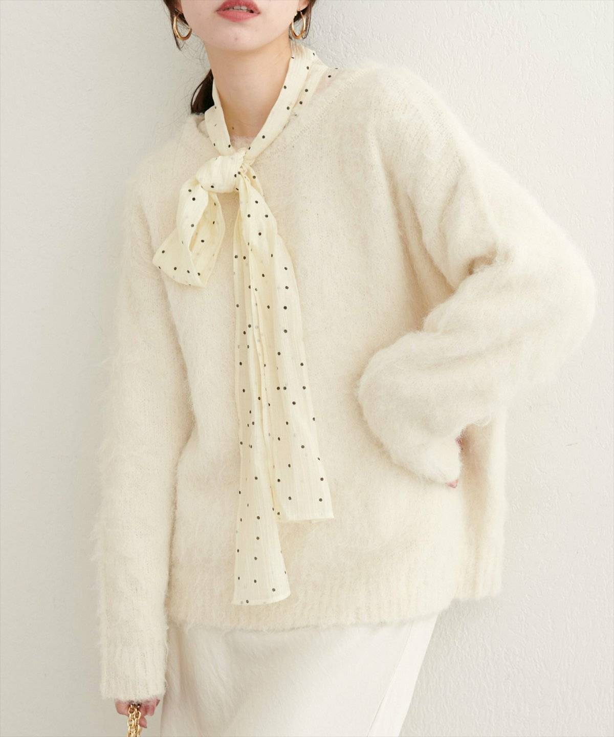 オールホワイトコーデの女性