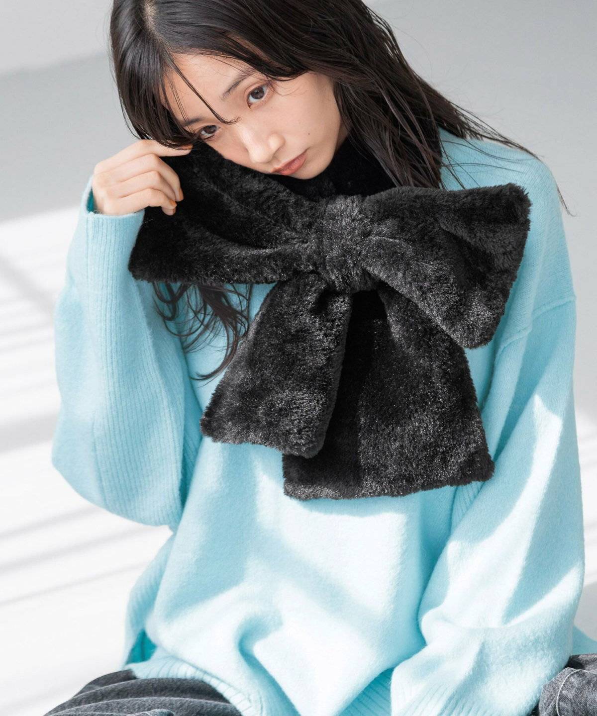 ファーティペットとデニムを合わせた女性