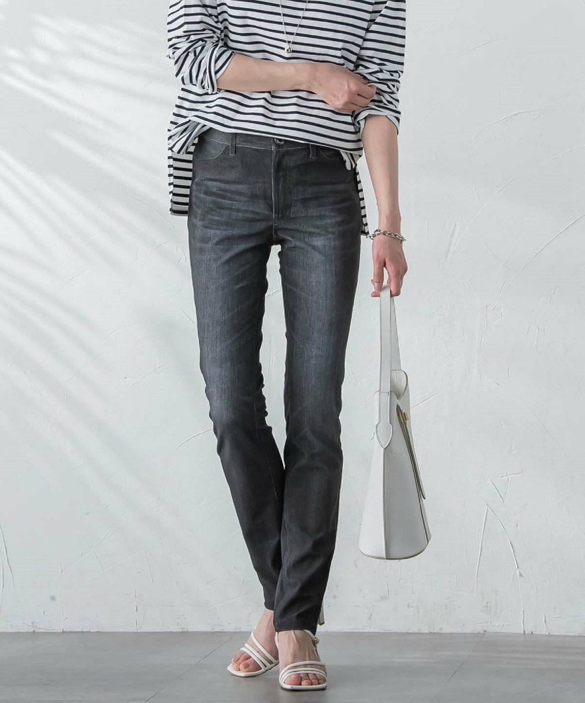 スキニーコーデの女性