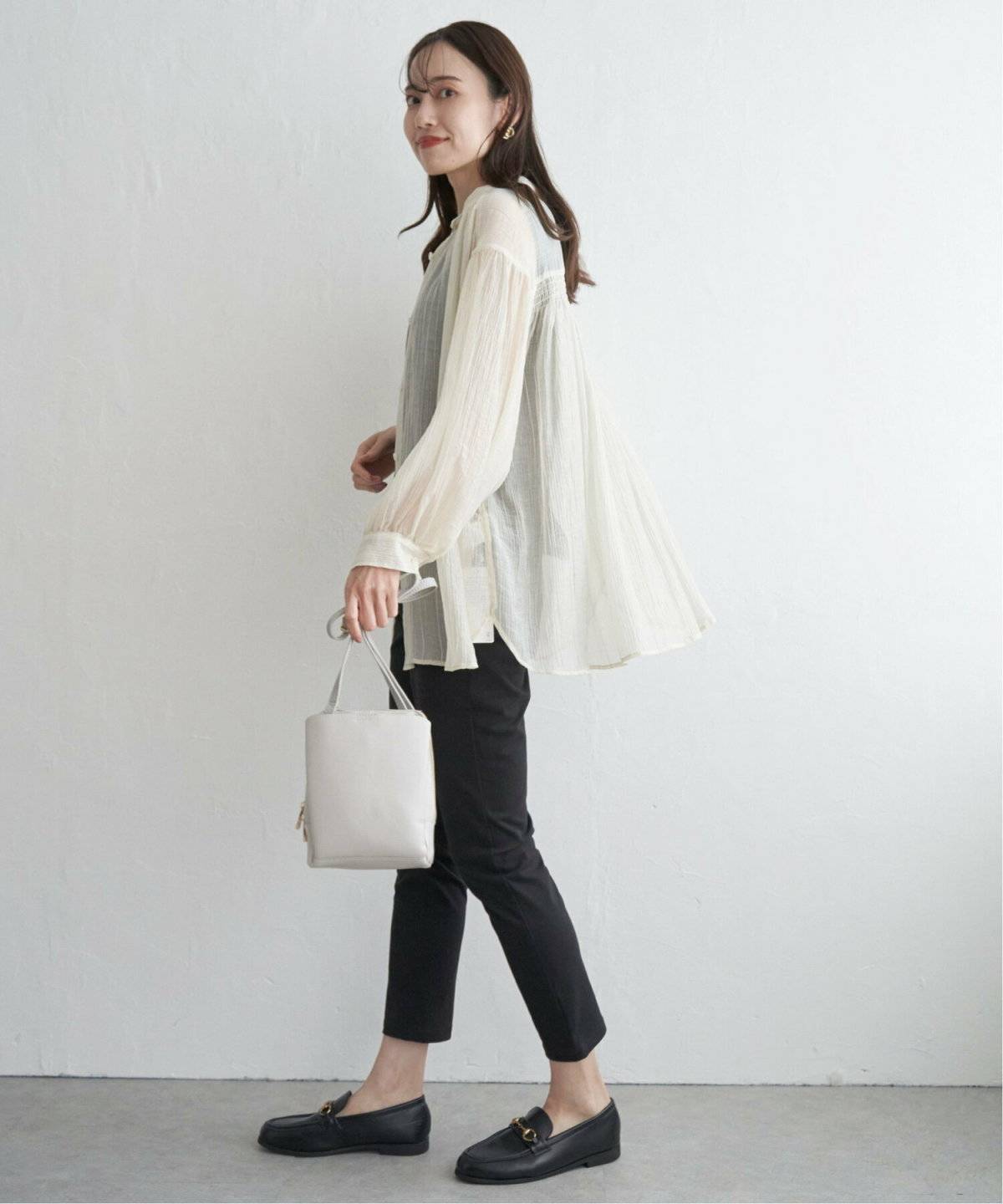 スキニーの大人コーデの女性