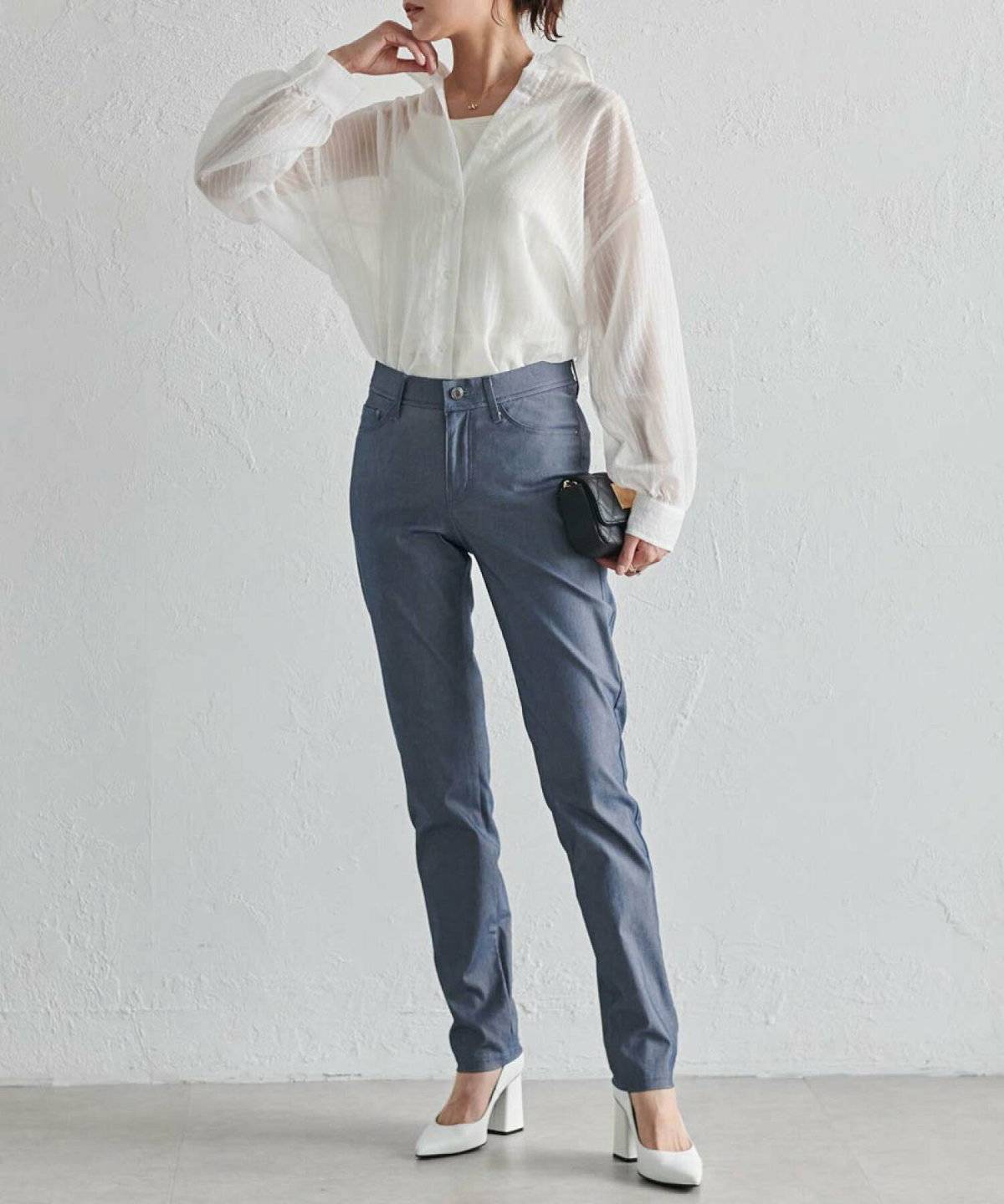 白ブラウス✕スキニーの女性