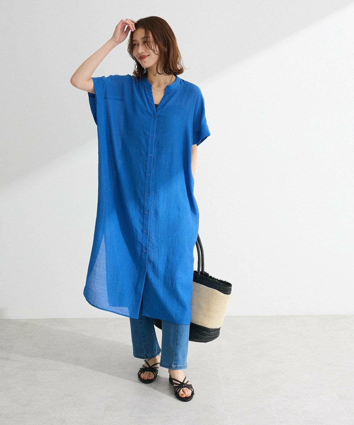 ワンピース✕スキニーのレイヤードコーデの女性