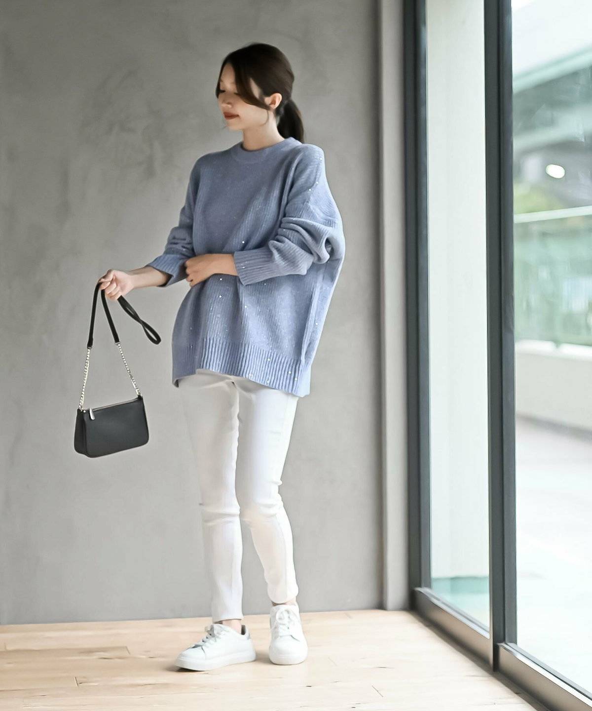 ボリュームトップス✕スキニーの女性