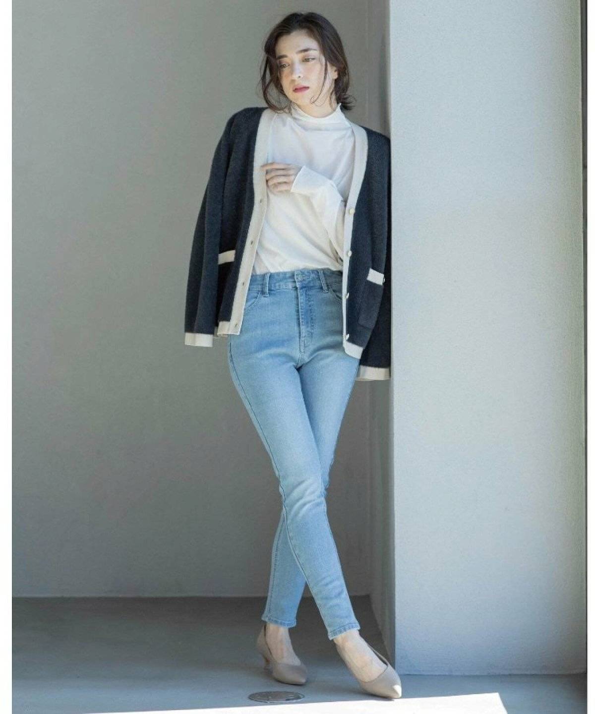 パンプス✕スキニーの女性