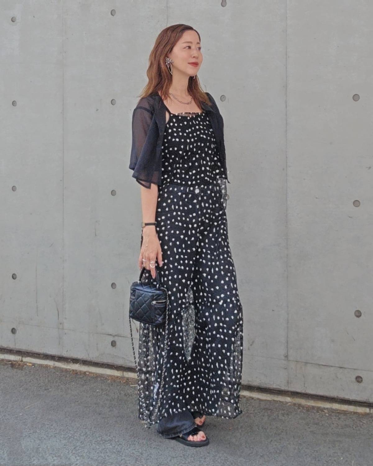 キャミワンピース×シアー素材の羽織りもの