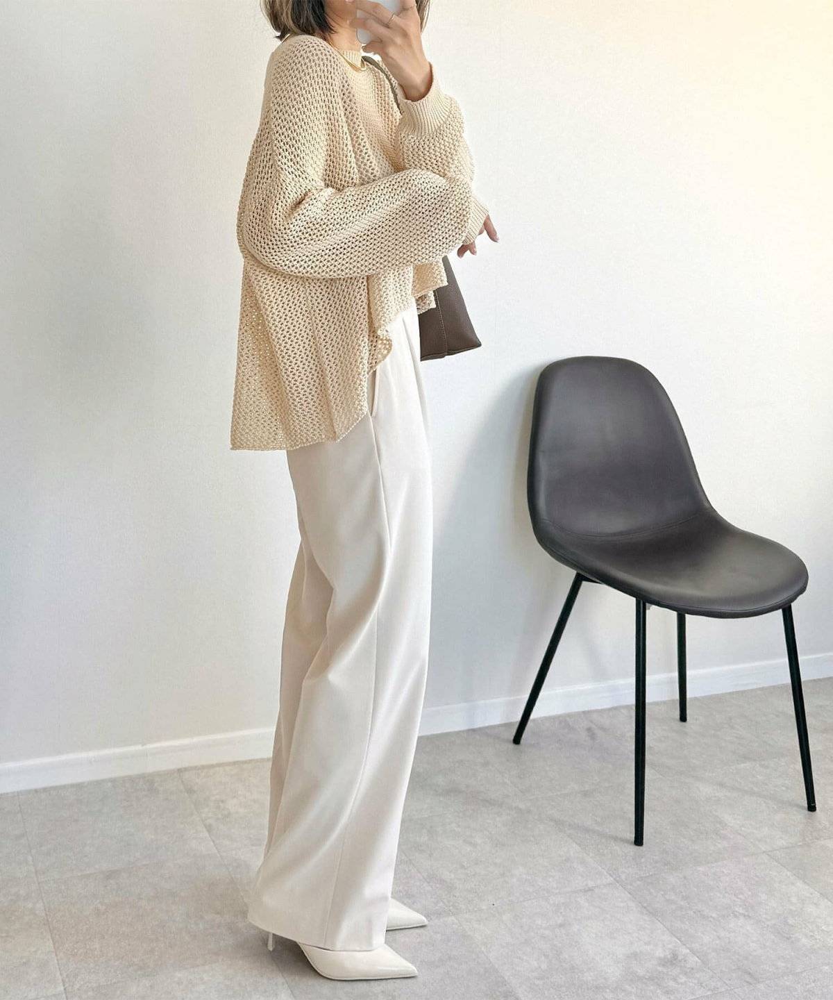 オールホワイトコーデの女性