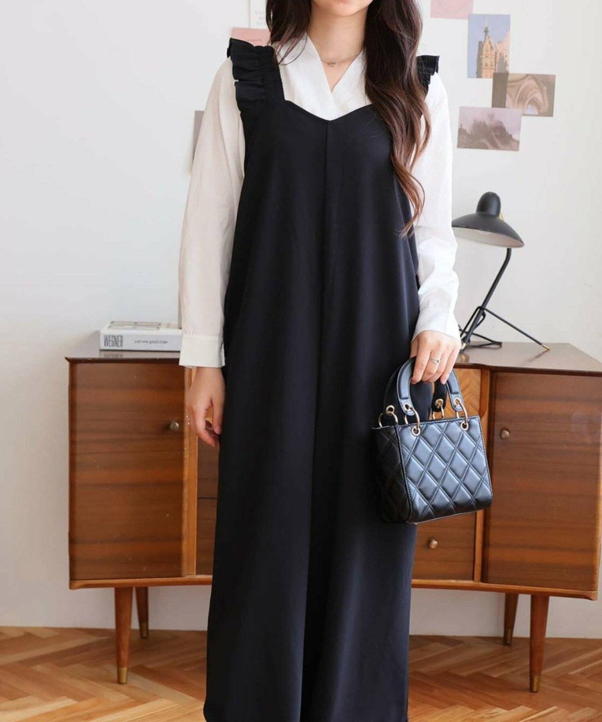 モノトーンコーデの女性