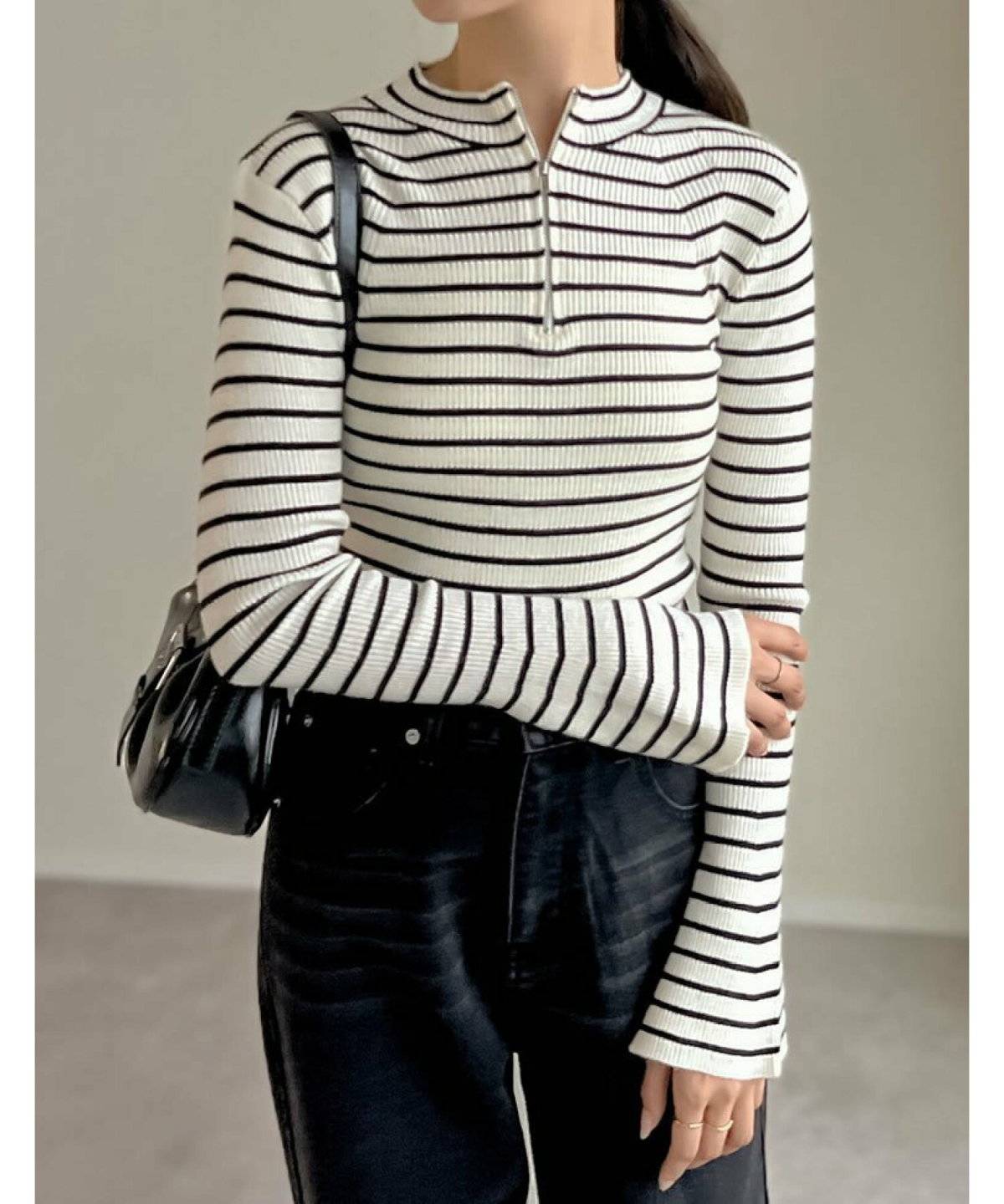 ボーダー柄ニットにデニムを合わせた女性