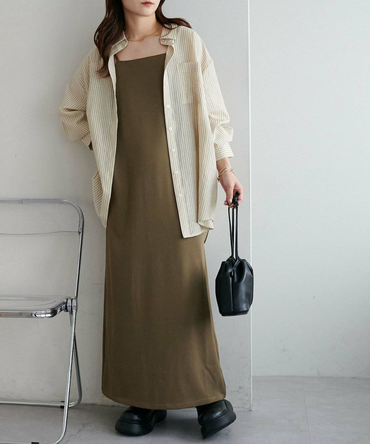 キャミワンピースにシャツを羽織った女性