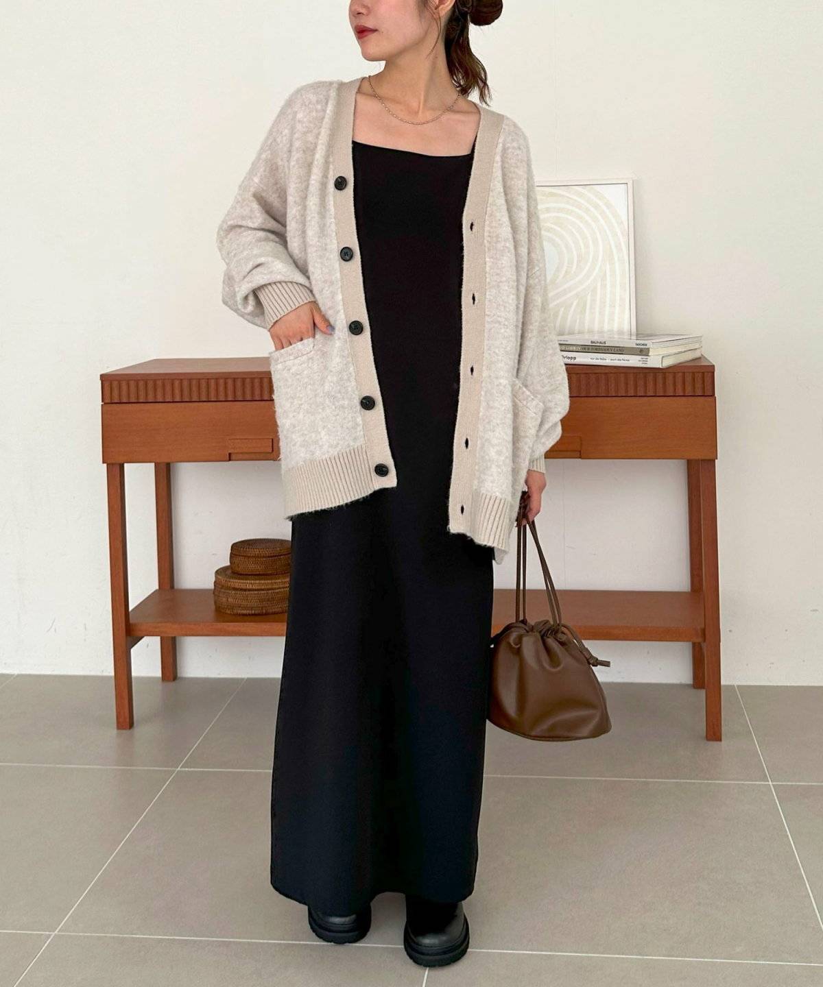 モノトーンコーデの女性