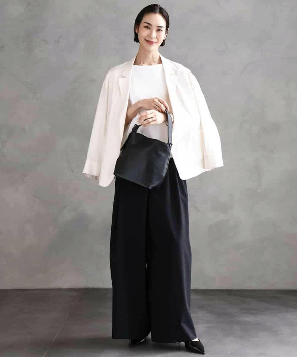 モノトーンコーデの女性