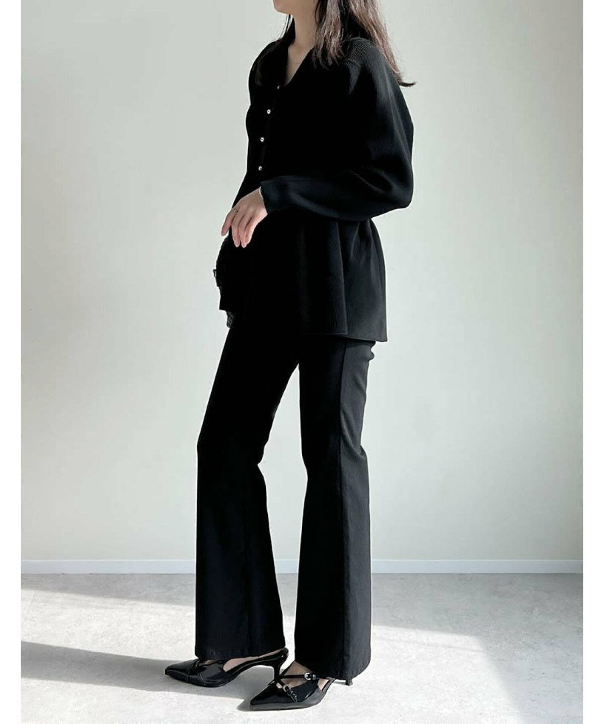 オールブラックコーデの女性