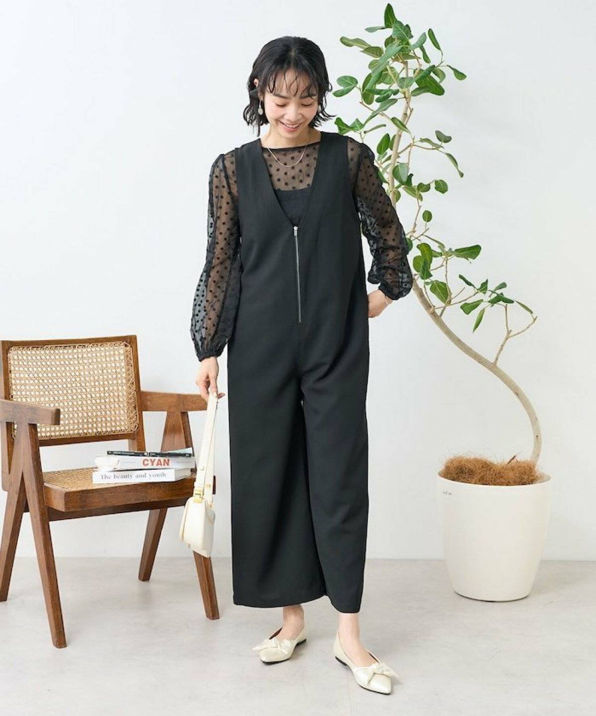 オールブラックコーデの女性