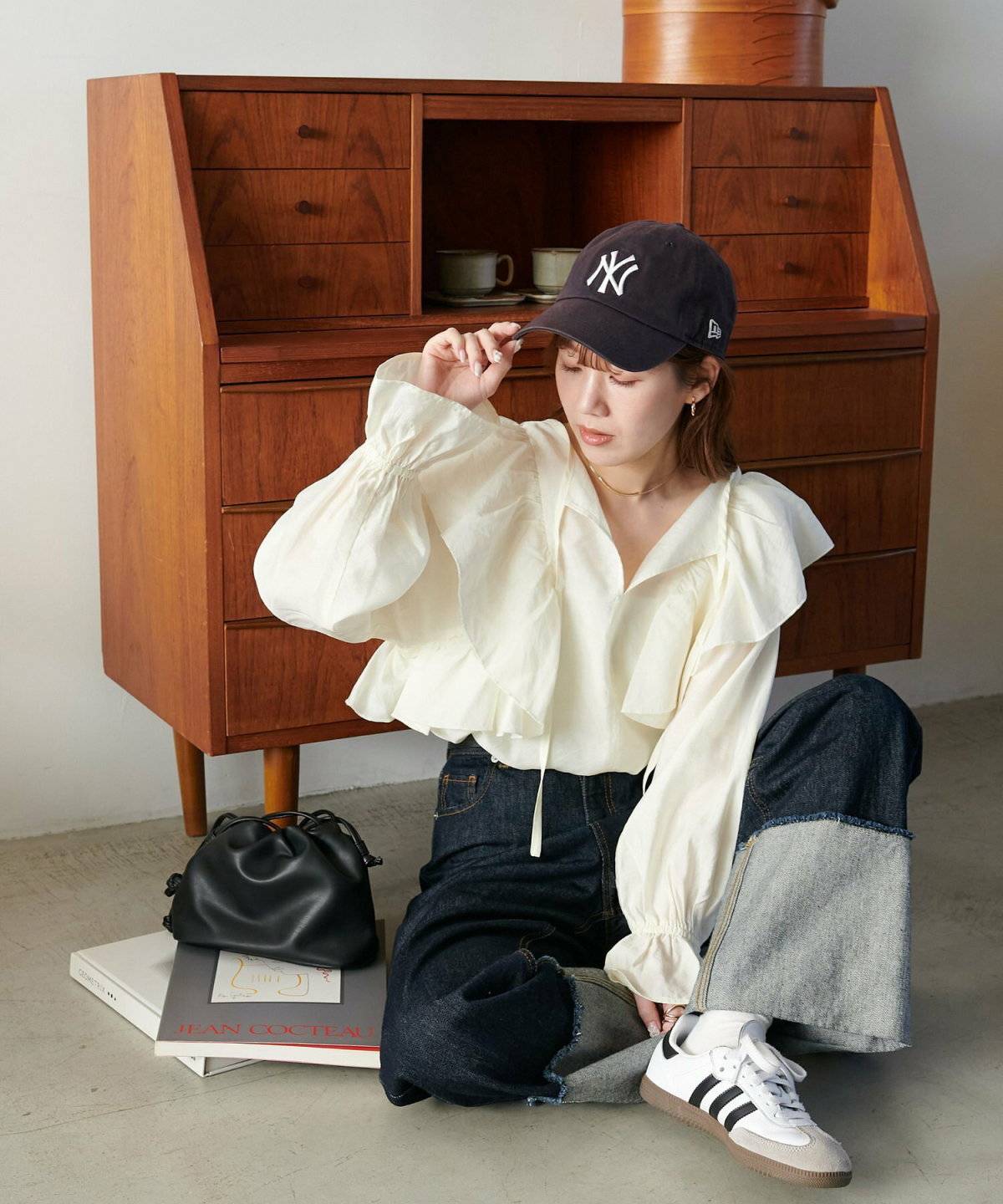 モノトーンコーデの女性